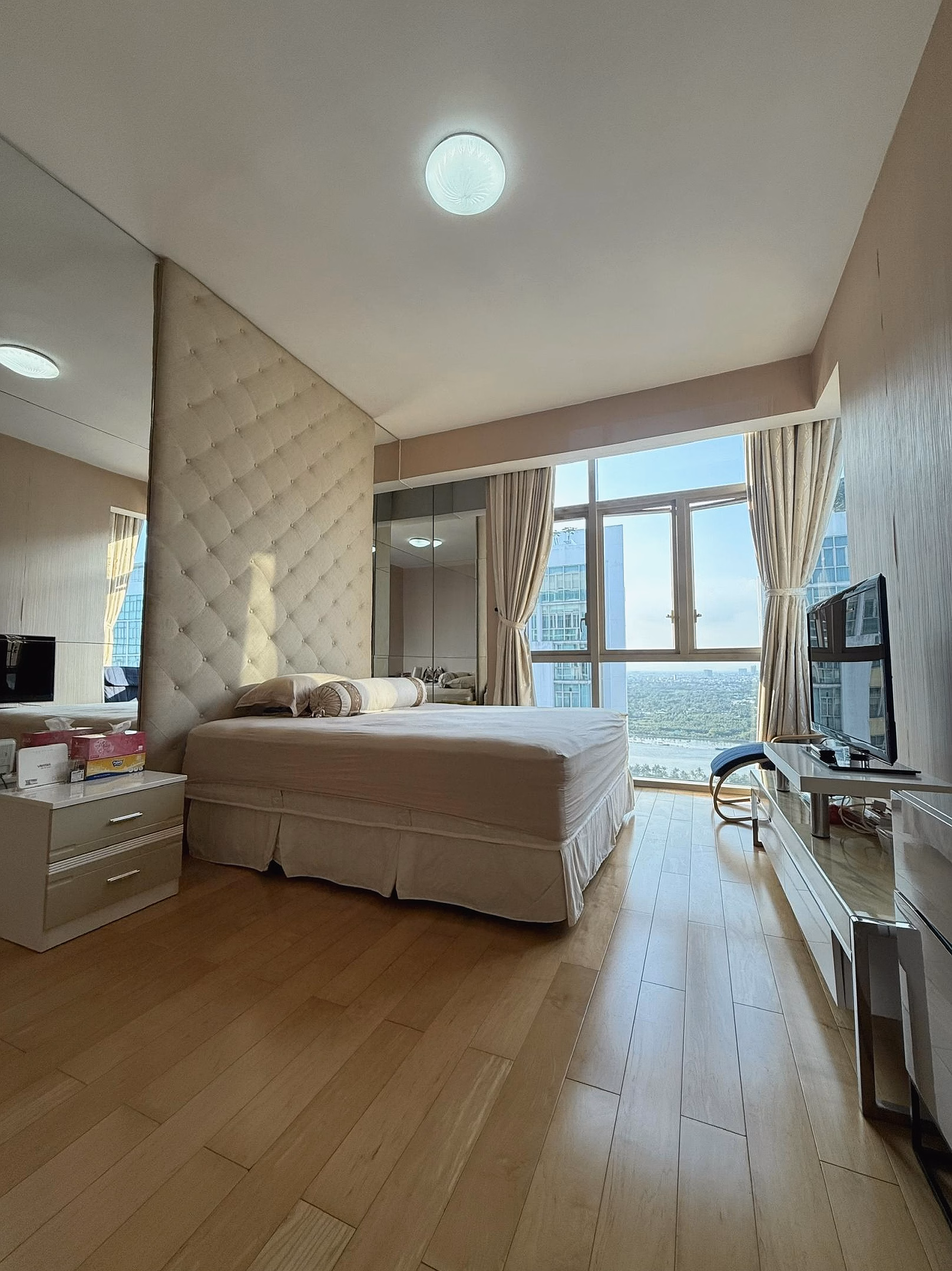 Selling 3 bedroom, 3 bathroom apartment with swimming pool view inside CapitaLand's The Vista apartment complex, good price