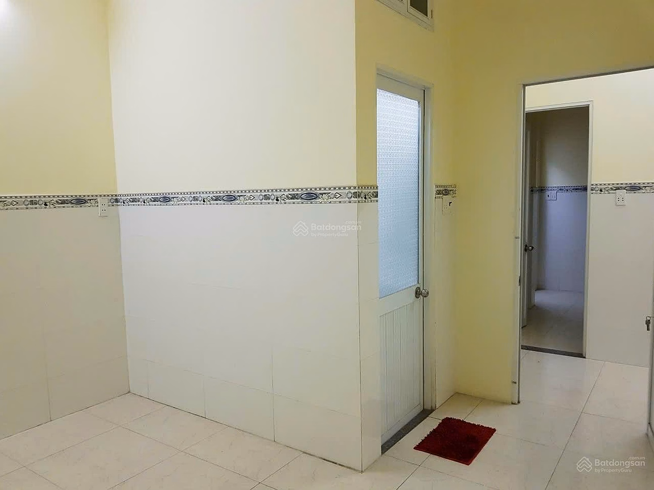 Urgent sale ground floor apartment 212B Nguyen Trai - Oc Dao area, District 1, area 51m2, 2 bedrooms, 1 bathroom, price 4 billion. Contact 0866 688 ***