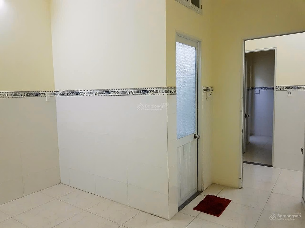 Urgent sale ground floor apartment 212B Nguyen Trai - Oc Dao area, District 1, area 51m2, 2 bedrooms, 1 bathroom, price 4 billion. Contact 0866 688 ***