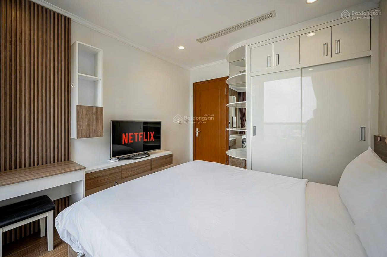 The owner is going abroad so he can quickly rent out a 3-bedroom apartment in Vinhomes Central Park at a good price