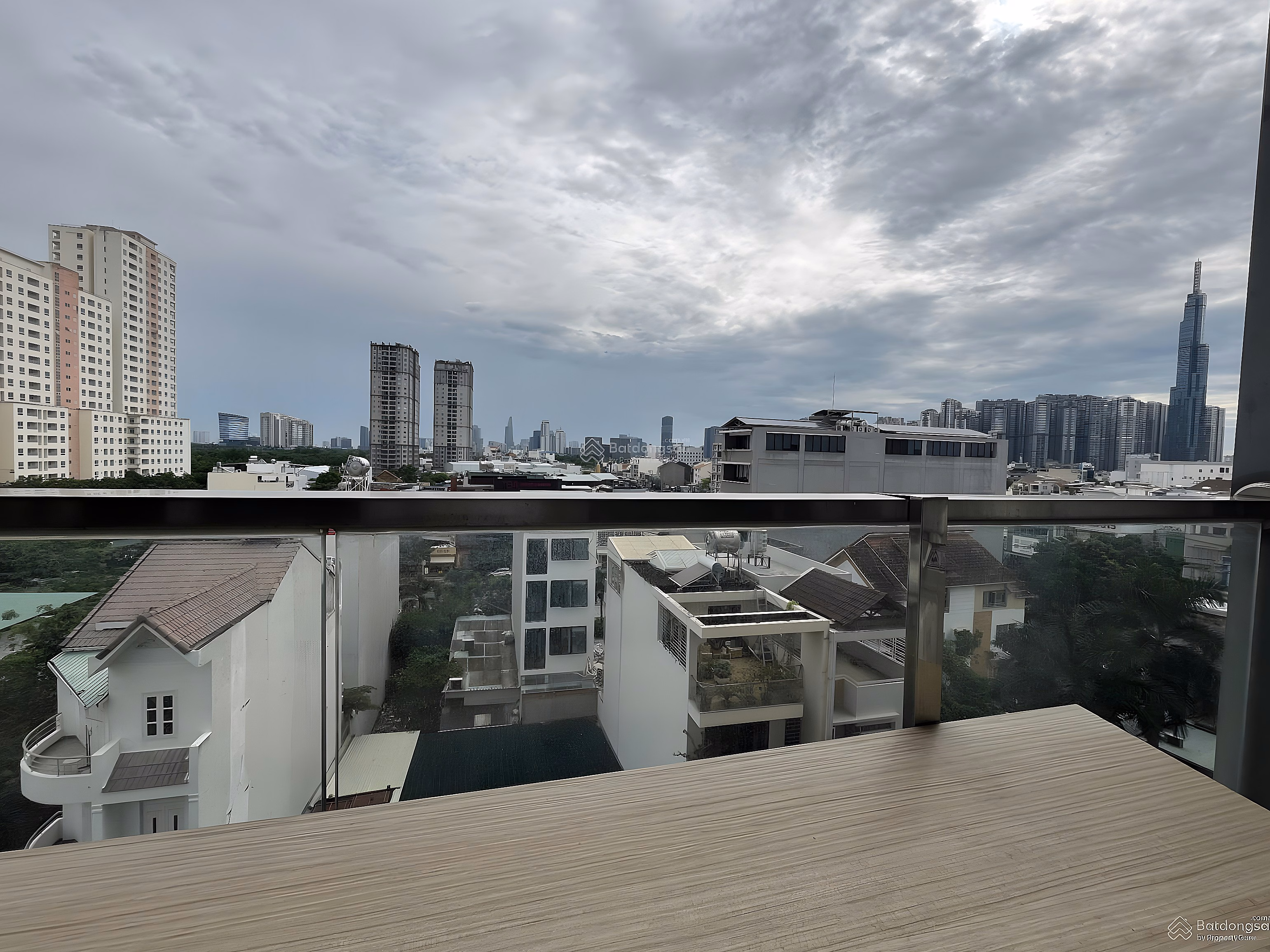 Owner selling 3 bedroom corner apartment with view of District 1 and Landmark low floor, pink book available, 9.5 billion VND