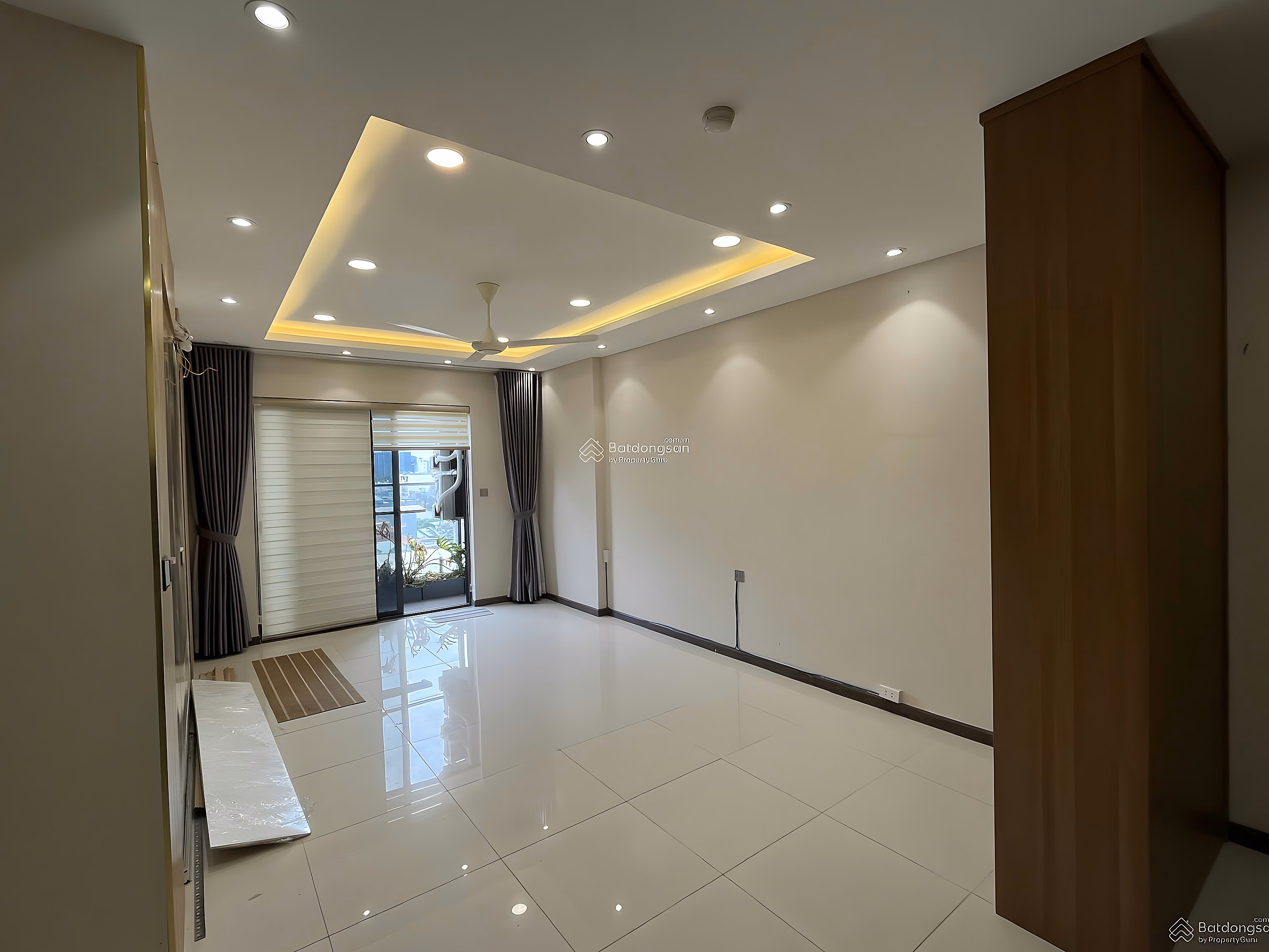 Owner selling 3 bedroom corner apartment with view of District 1 and Landmark low floor, pink book available, 9.5 billion VND