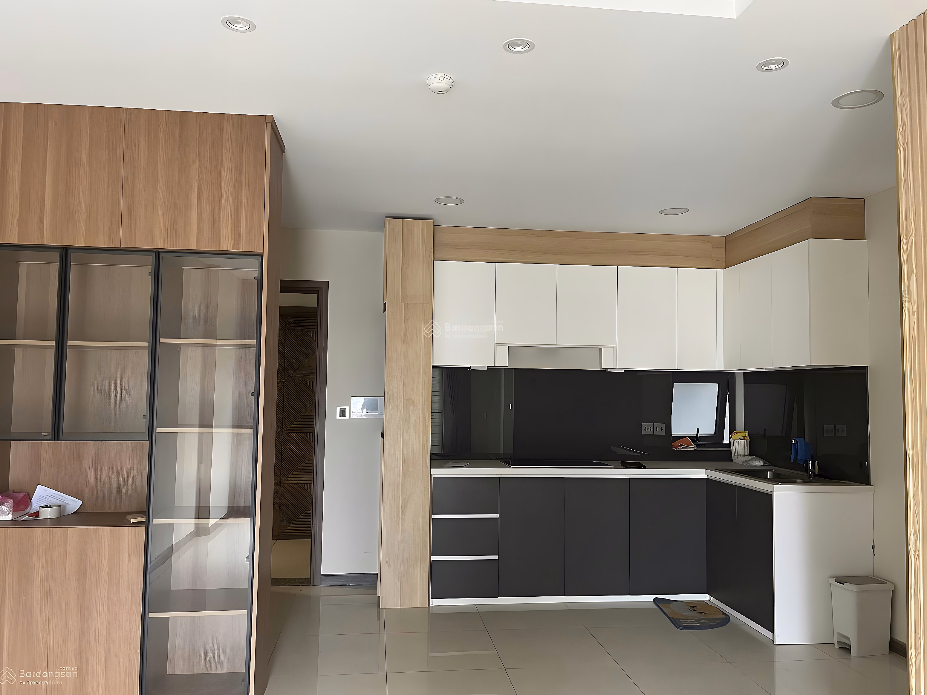Owner selling 3 bedroom corner apartment with view of District 1 and Landmark low floor, pink book available, 9.5 billion VND