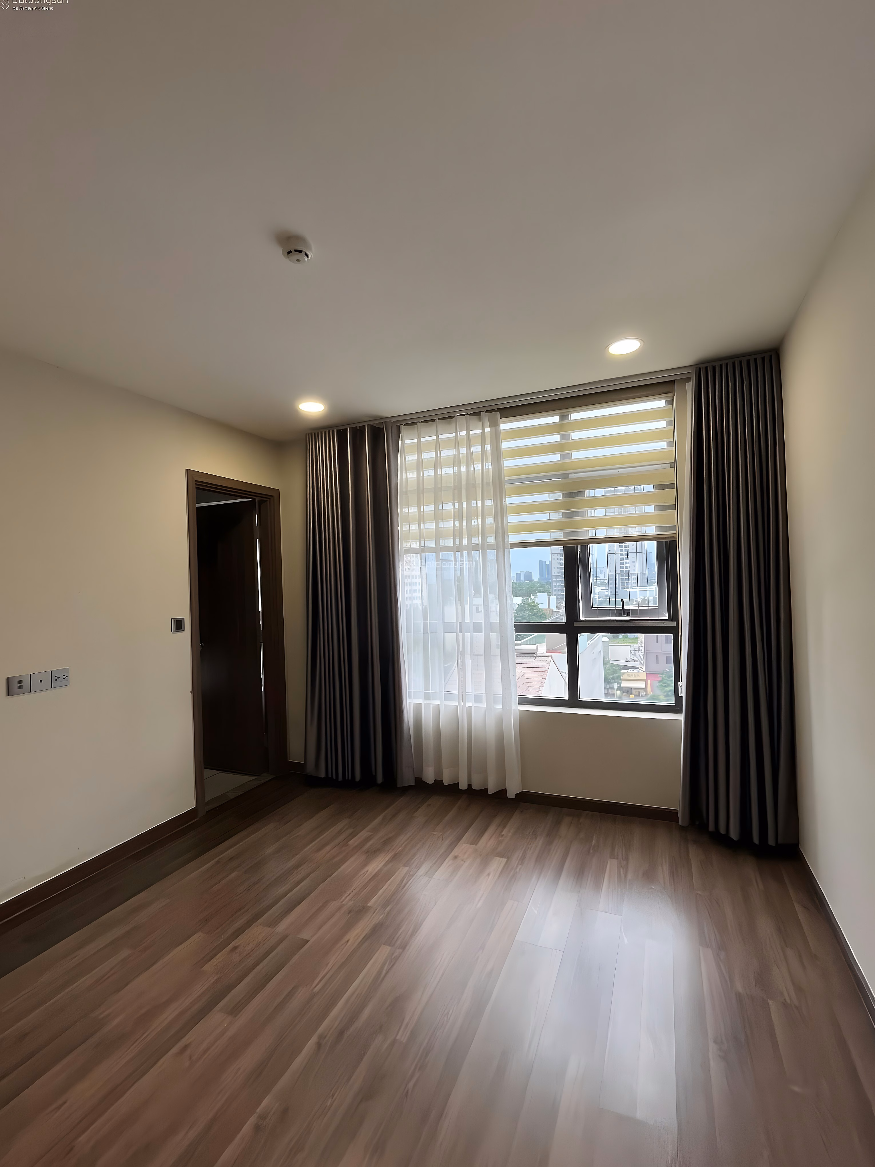 Owner selling 3 bedroom corner apartment with view of District 1 and Landmark low floor, pink book available, 9.5 billion VND