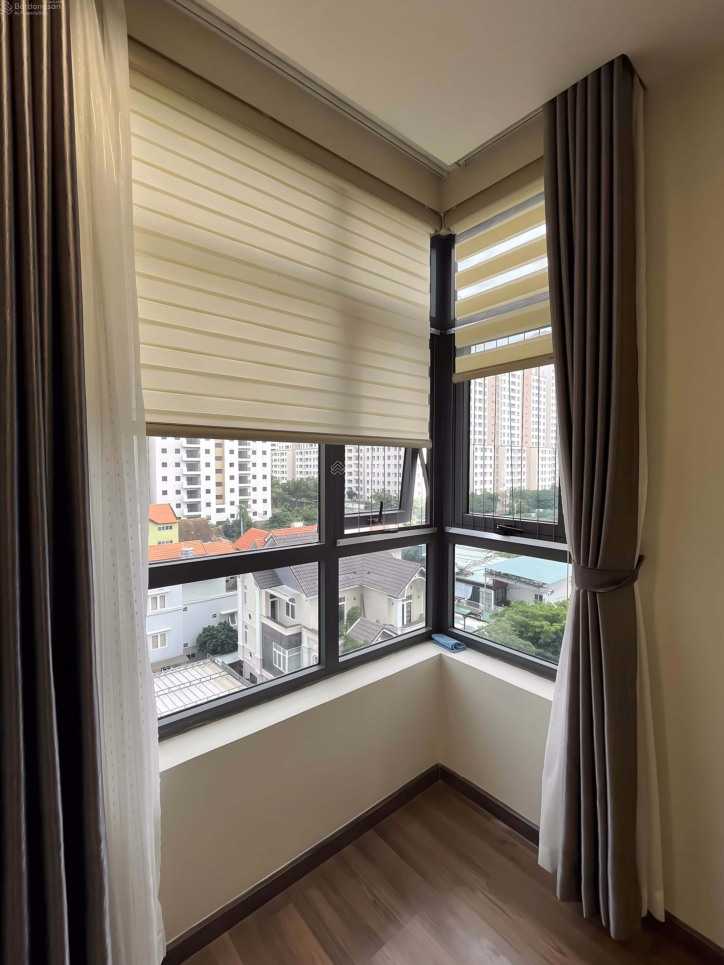 Owner selling 3 bedroom corner apartment with view of District 1 and Landmark low floor, pink book available, 9.5 billion VND