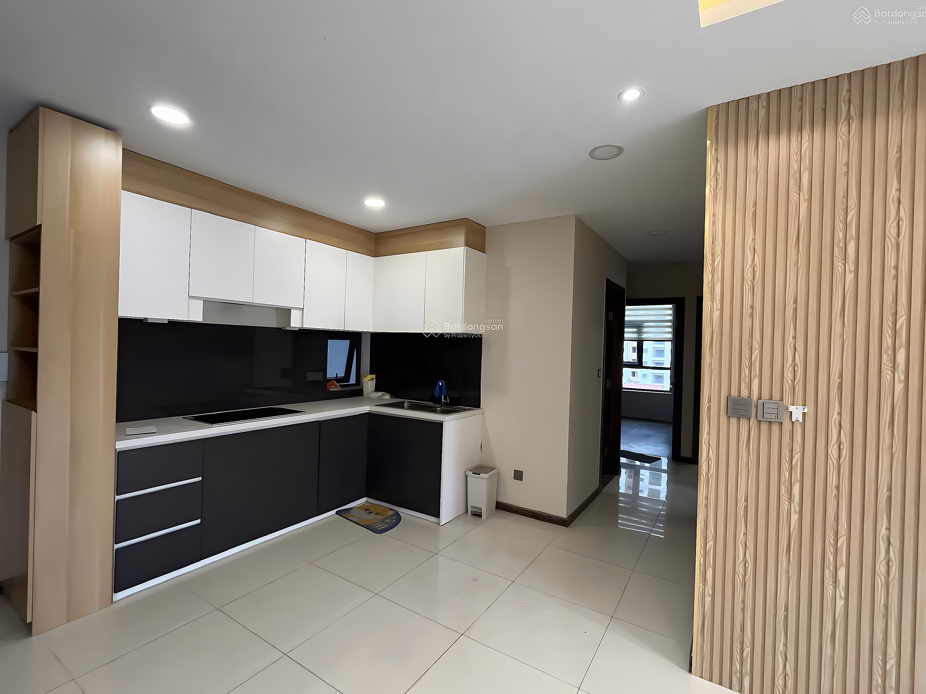 Owner selling 3 bedroom corner apartment with view of District 1 and Landmark low floor, pink book available, 9.5 billion VND