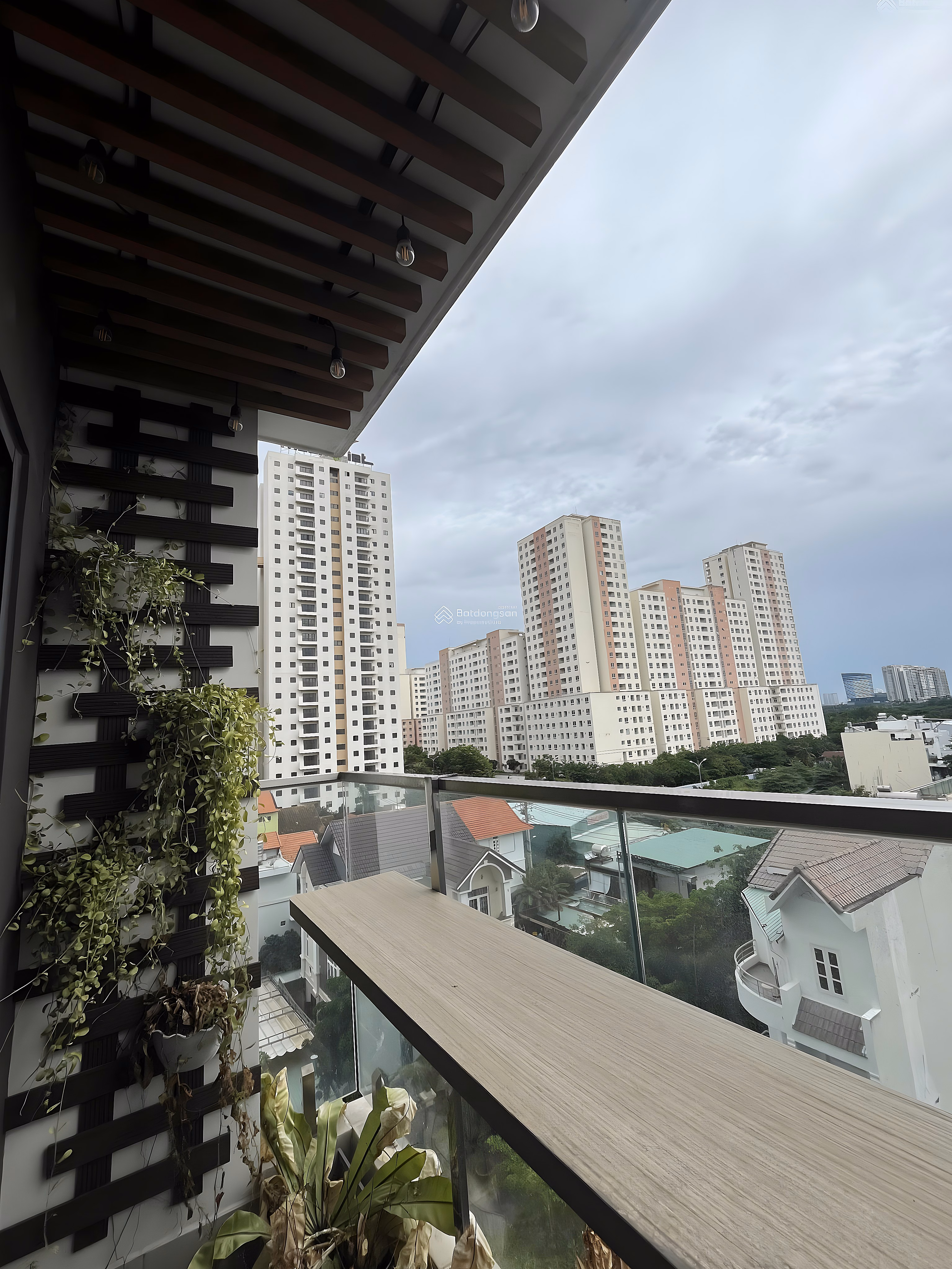 Owner selling 3 bedroom corner apartment with view of District 1 and Landmark low floor, pink book available, 9.5 billion VND