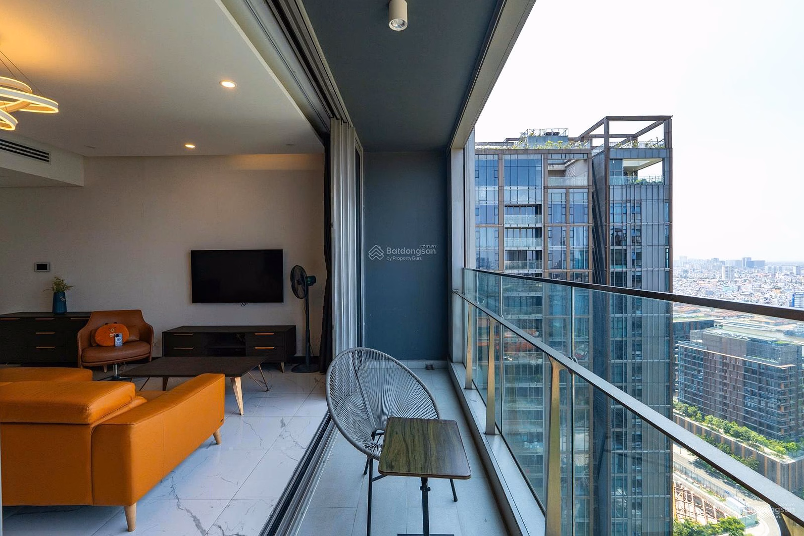 3-bedroom apartment with fireworks view in District 1, scarce high floor for only 45 billion right in the core of Thu Thiem - Empire City