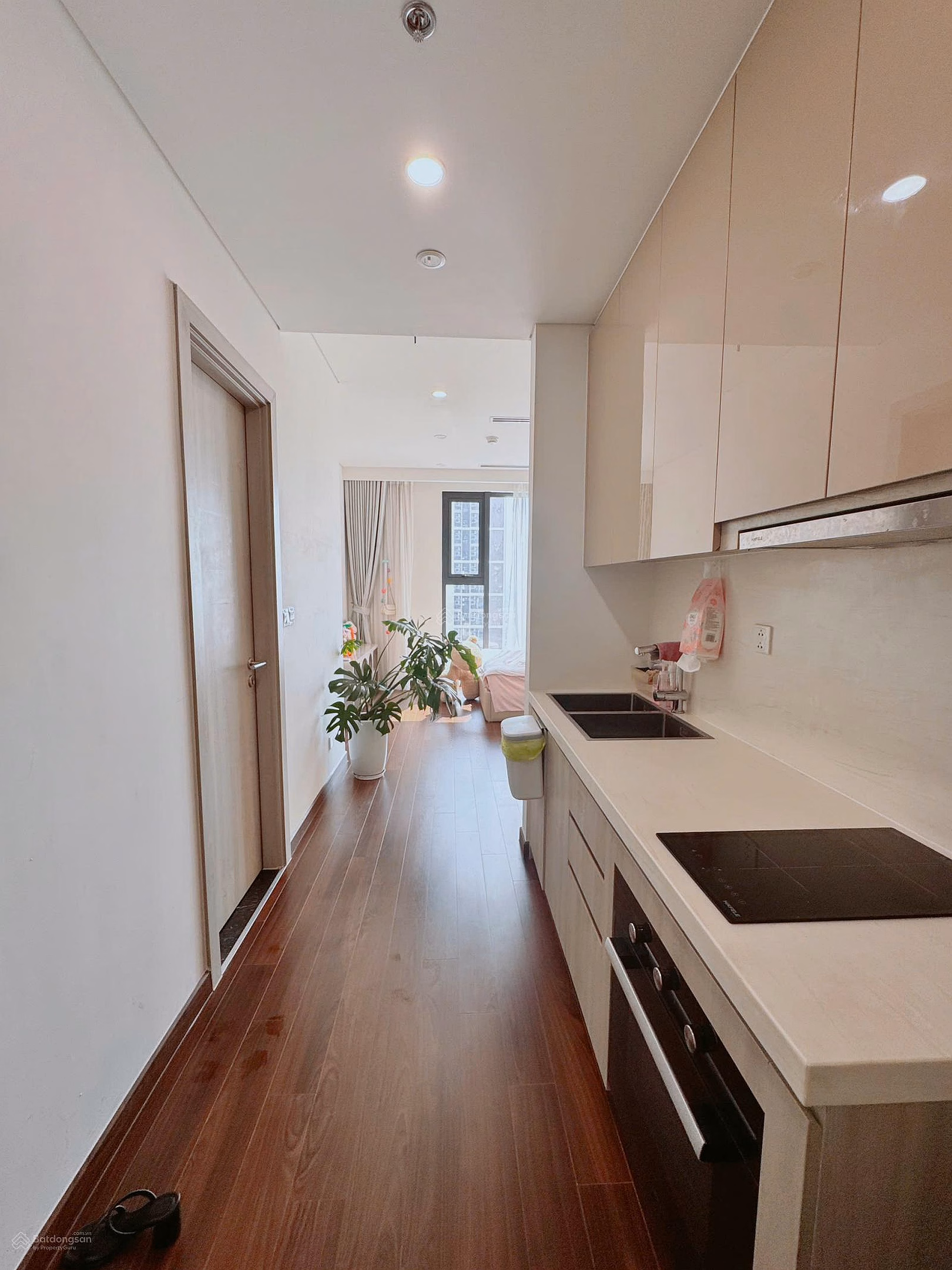 Urgent sale: Masteri studio: Apartment 30.4m, building A, 2.5 billion and apartment 33m, building B, lake view, 3.1 billion (both fully furnished)