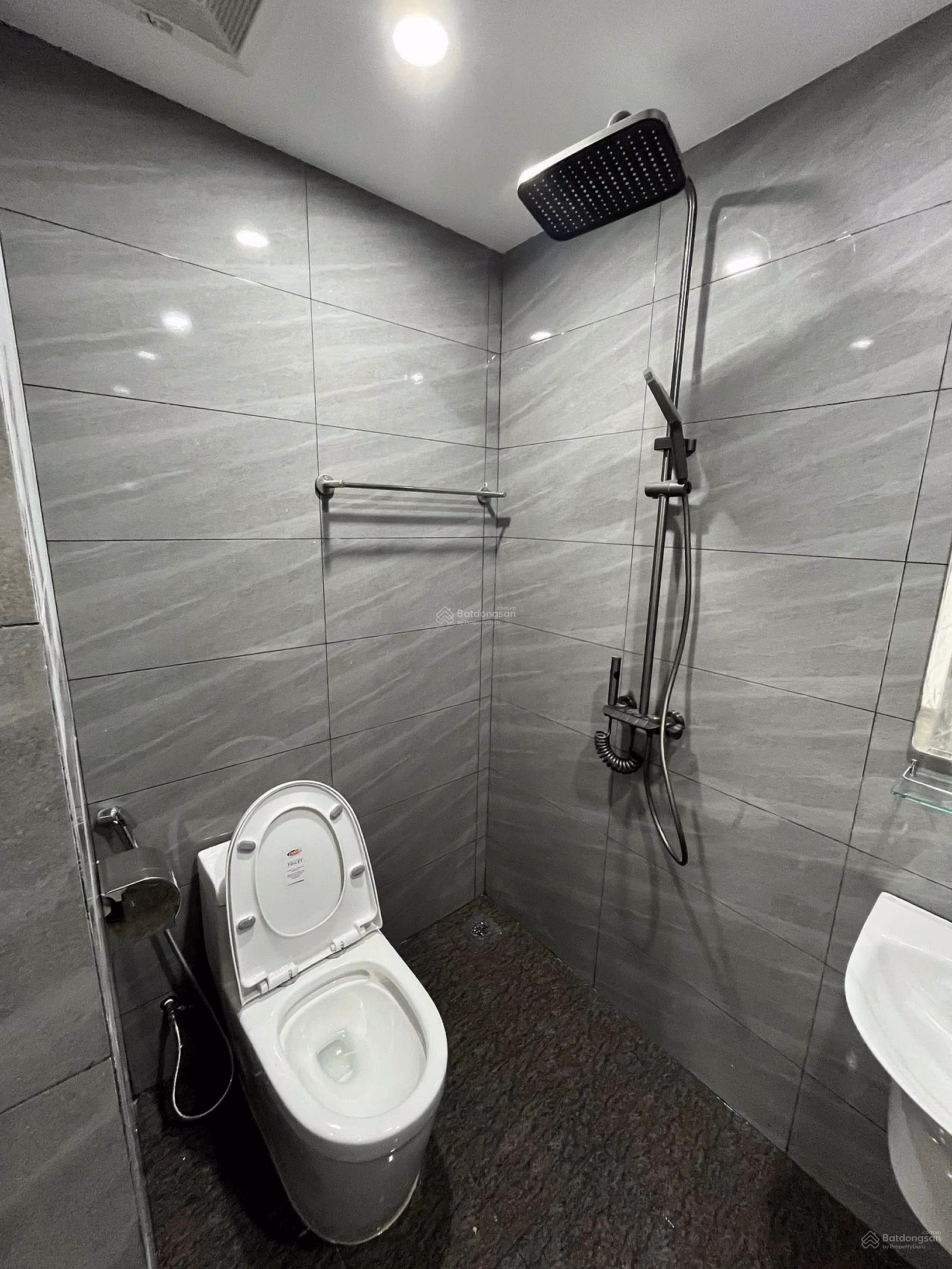 Need to sell urgently 3 bedroom 2v apartment, building 30t Nguyen Chanh street, district. Cau Giay
