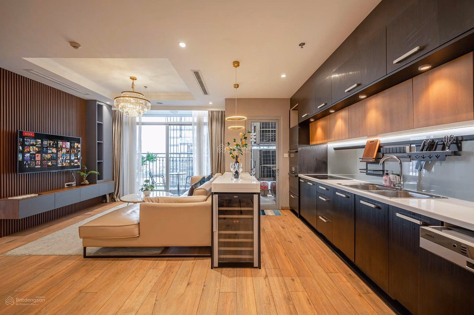 Selling 4 bedroom apartment 188 m² negotiable price at The Landmark 81 Basic furniture, good market price