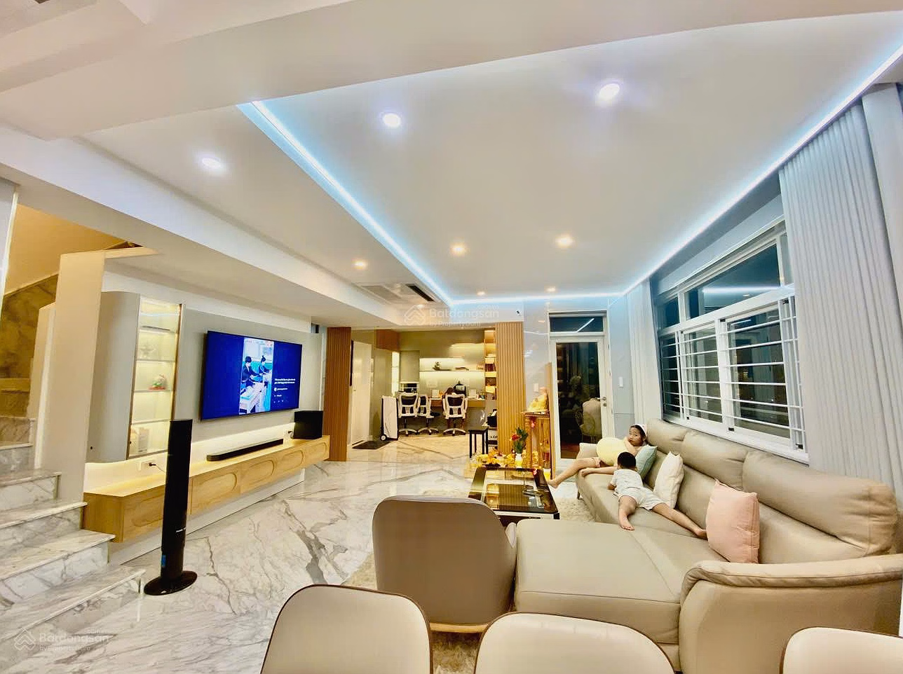 Urgent sale of luxury apartment Duplex Canh Vien 2, right on C Phu My Hung street, District 7