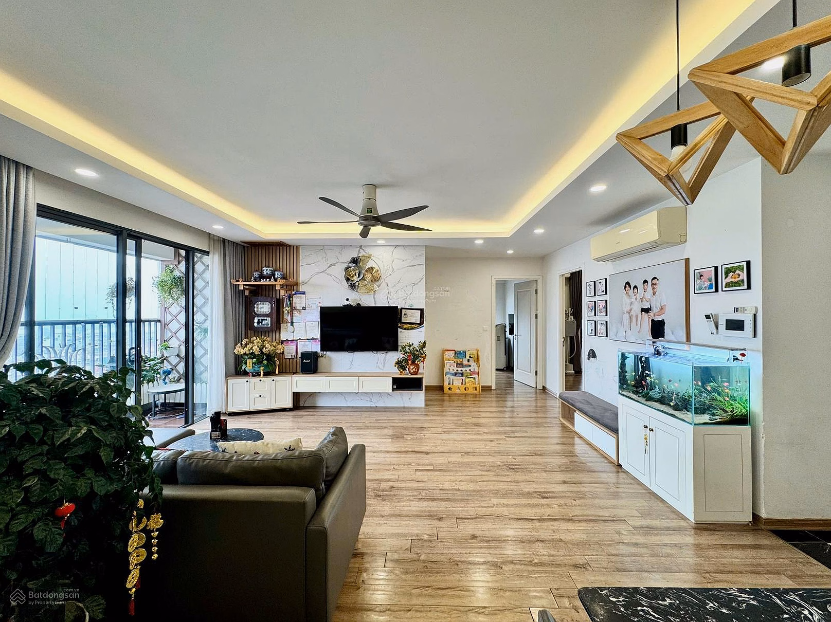 Super nice 3 bedrooms opposite Times City, area 104m2, 3 bedrooms, 2 bathrooms, corner apartment with 2 open spaces, very nice middle floor. Only 11 billion