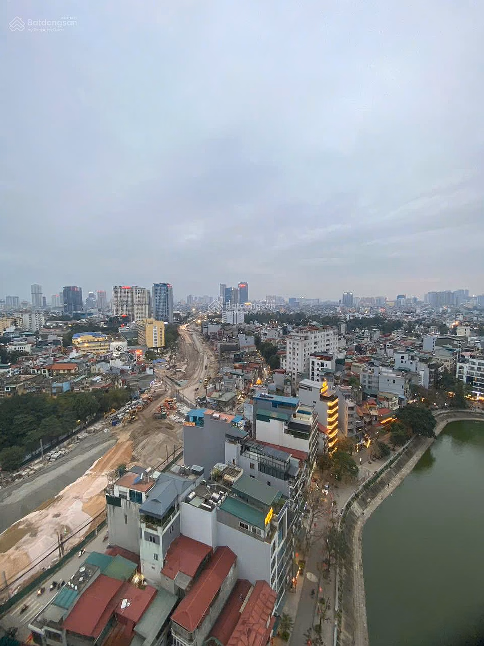 The owner is selling a beauty queen lake view apartment on the 19th floor with 3 bedrooms at Ngoc Khanh Plaza, No. 1 Pham Huy Thong, Ba Dinh