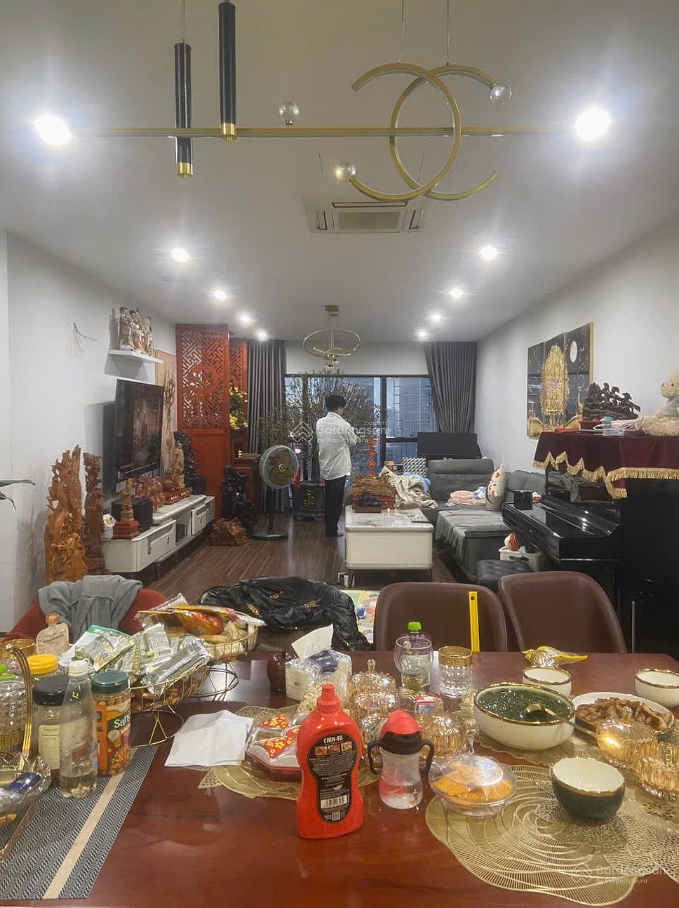 The owner is selling a beauty queen lake view apartment on the 19th floor with 3 bedrooms at Ngoc Khanh Plaza, No. 1 Pham Huy Thong, Ba Dinh