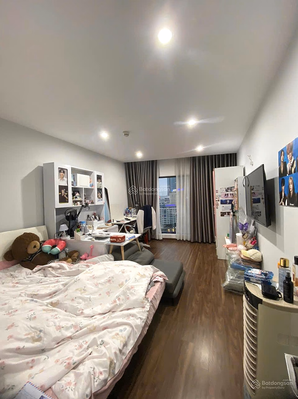 The owner is selling a beauty queen lake view apartment on the 19th floor with 3 bedrooms at Ngoc Khanh Plaza, No. 1 Pham Huy Thong, Ba Dinh
