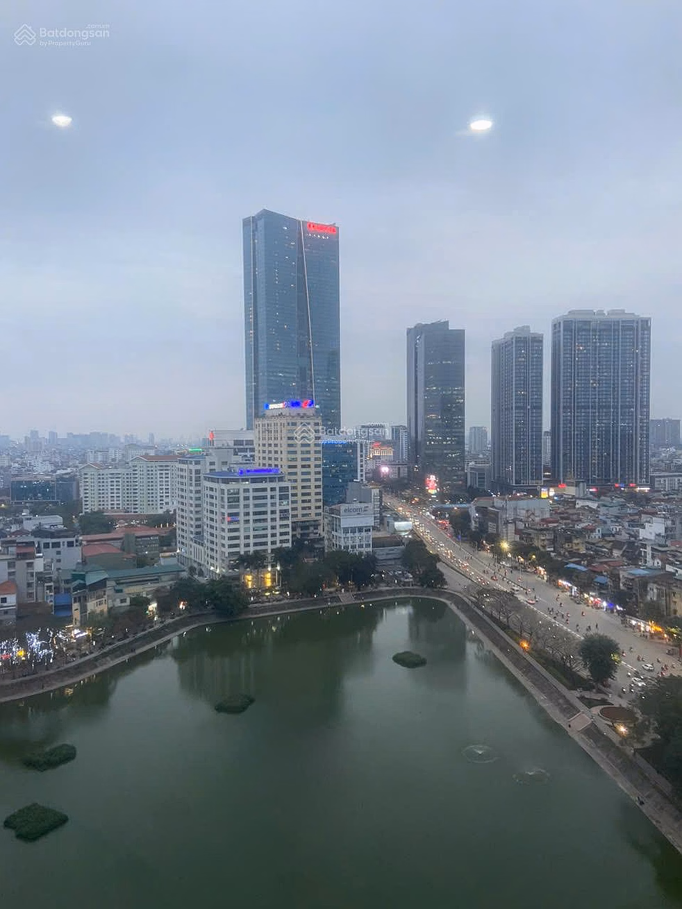 The owner is selling a beauty queen lake view apartment on the 19th floor with 3 bedrooms at Ngoc Khanh Plaza, No. 1 Pham Huy Thong, Ba Dinh
