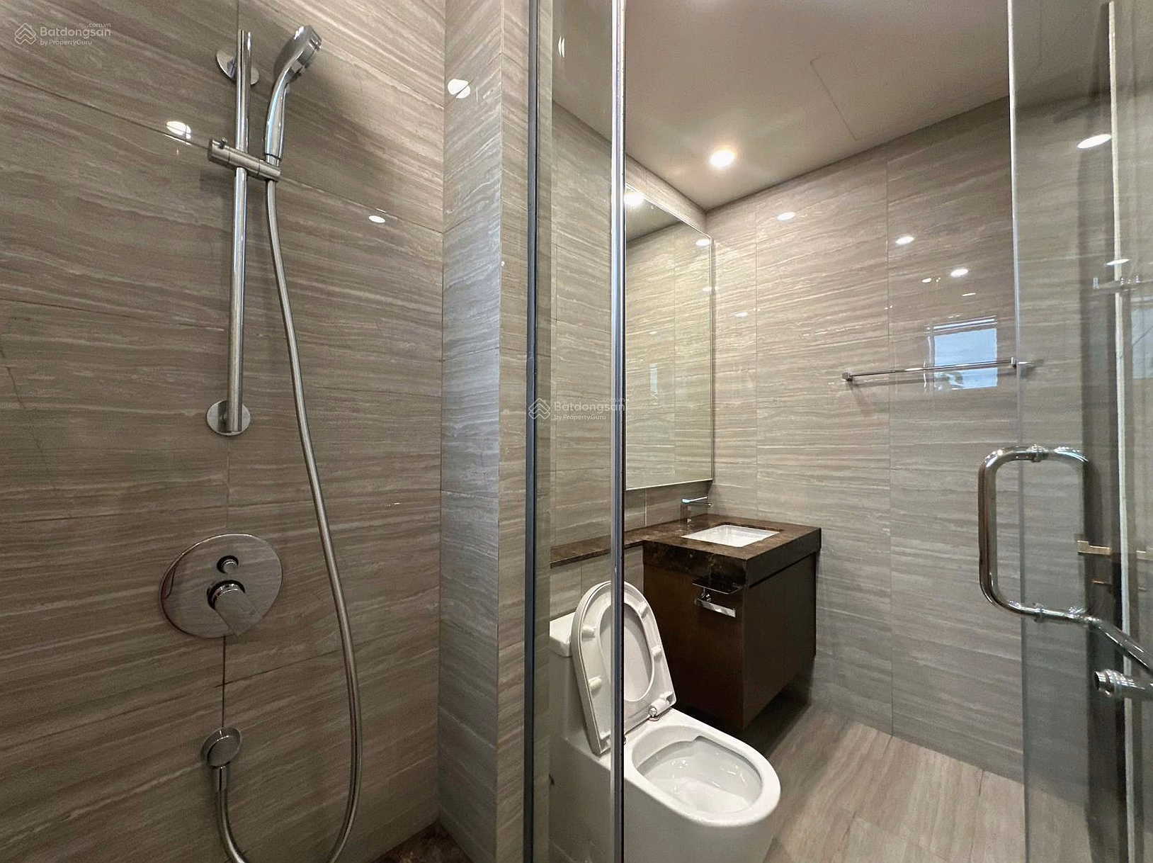 Owner offers to sell 3 bedroom apartment with garden and swimming pool Define large area 325m2 current best price 42 billion