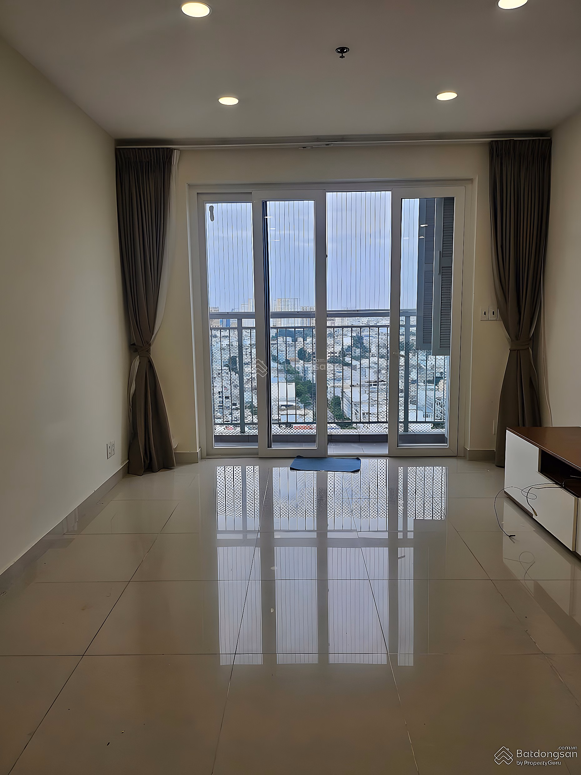 The owner sells An Phu apartment, new block A, 127m2, 3 bedrooms, 2 bathrooms, windows, price 5.9 billion Tuan 0901 499 ***