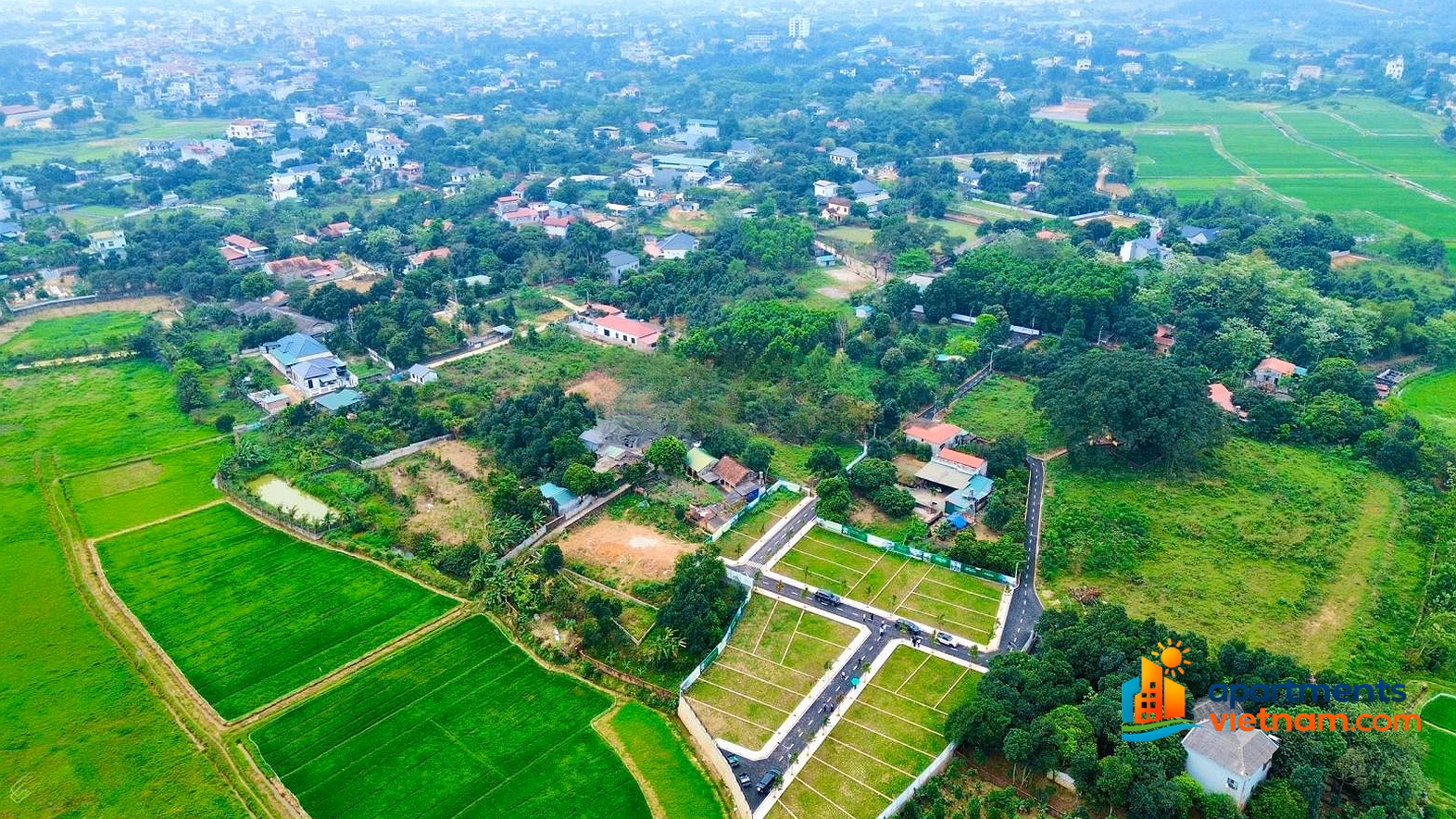 Land for sale in a rare location full of residential properties near the core of Hoa Lac Hi-Tech Park, with clear roads, only 1km from National Highway 21A