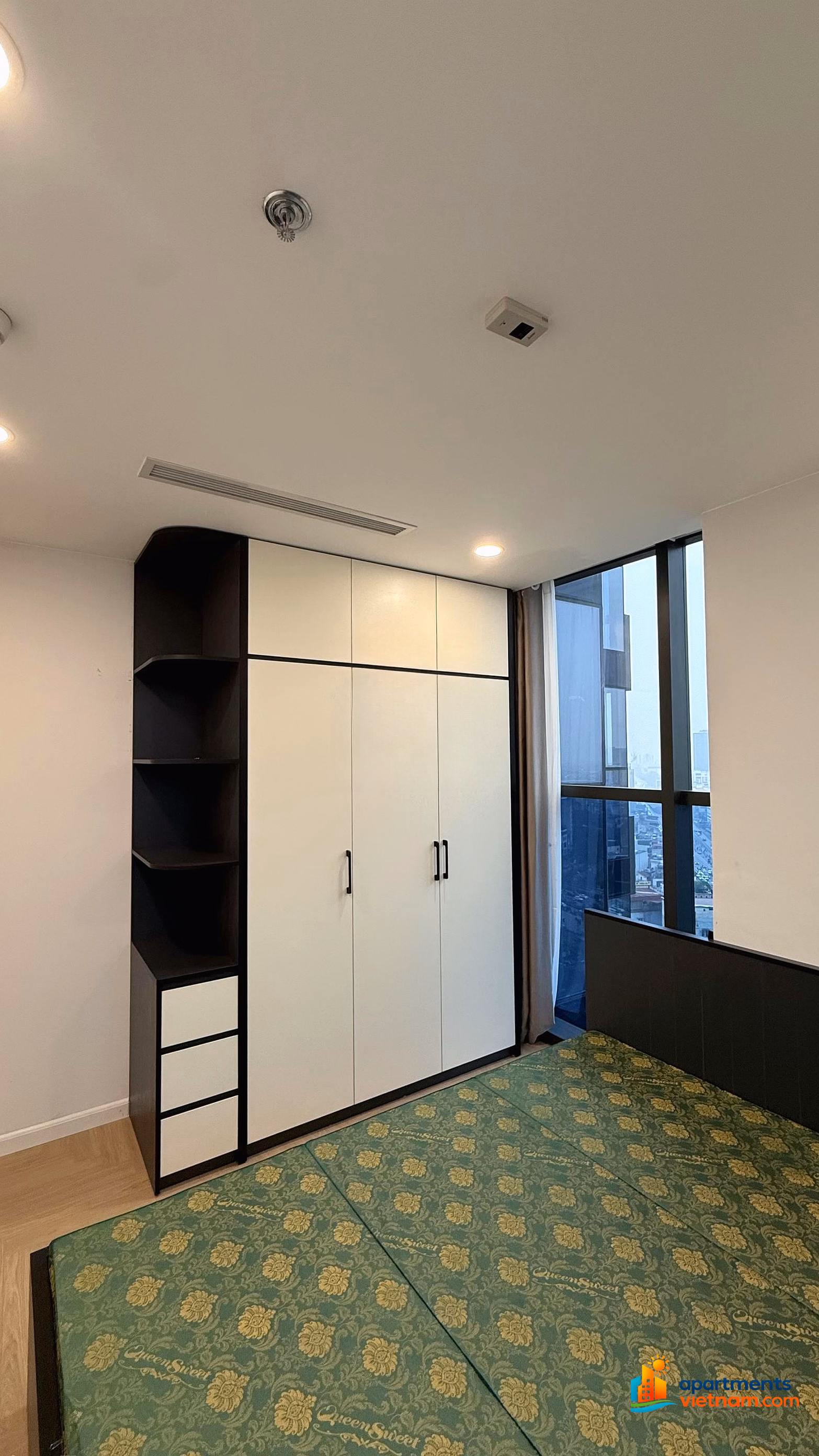 Apartment for rent with 2 bedrooms, 2 bathrooms, 19.8 million, corner apartment 72m2 at 90 Lang Street, The Ninety Complex, Dong Da, Hanoi