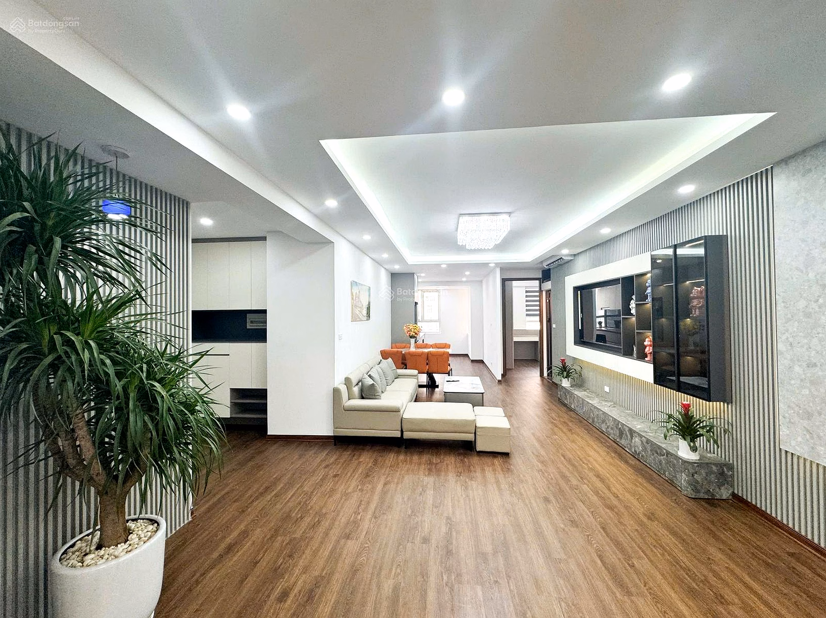 Big Tower apartment for sale at 18 Pham Hung, area: 124 m², 4 bedrooms and 2 bedrooms