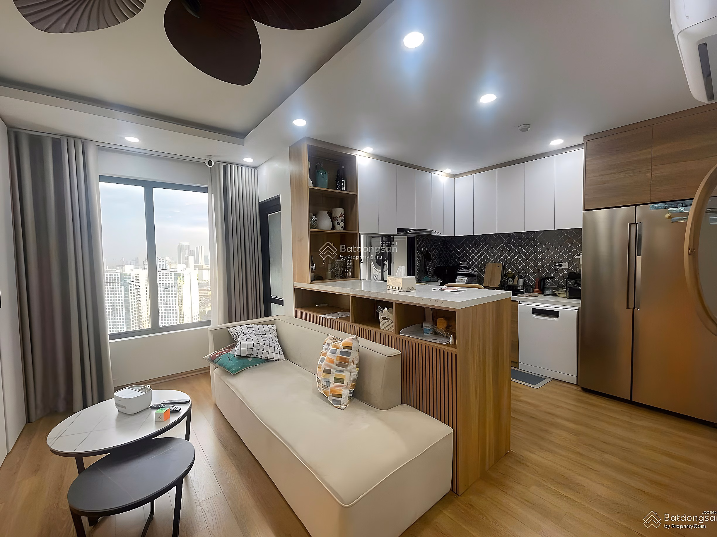 Green Stars CC for sale, Pham Van Dong, area 68m2, middle floor, cool direction, full furniture, price 5.5 billion