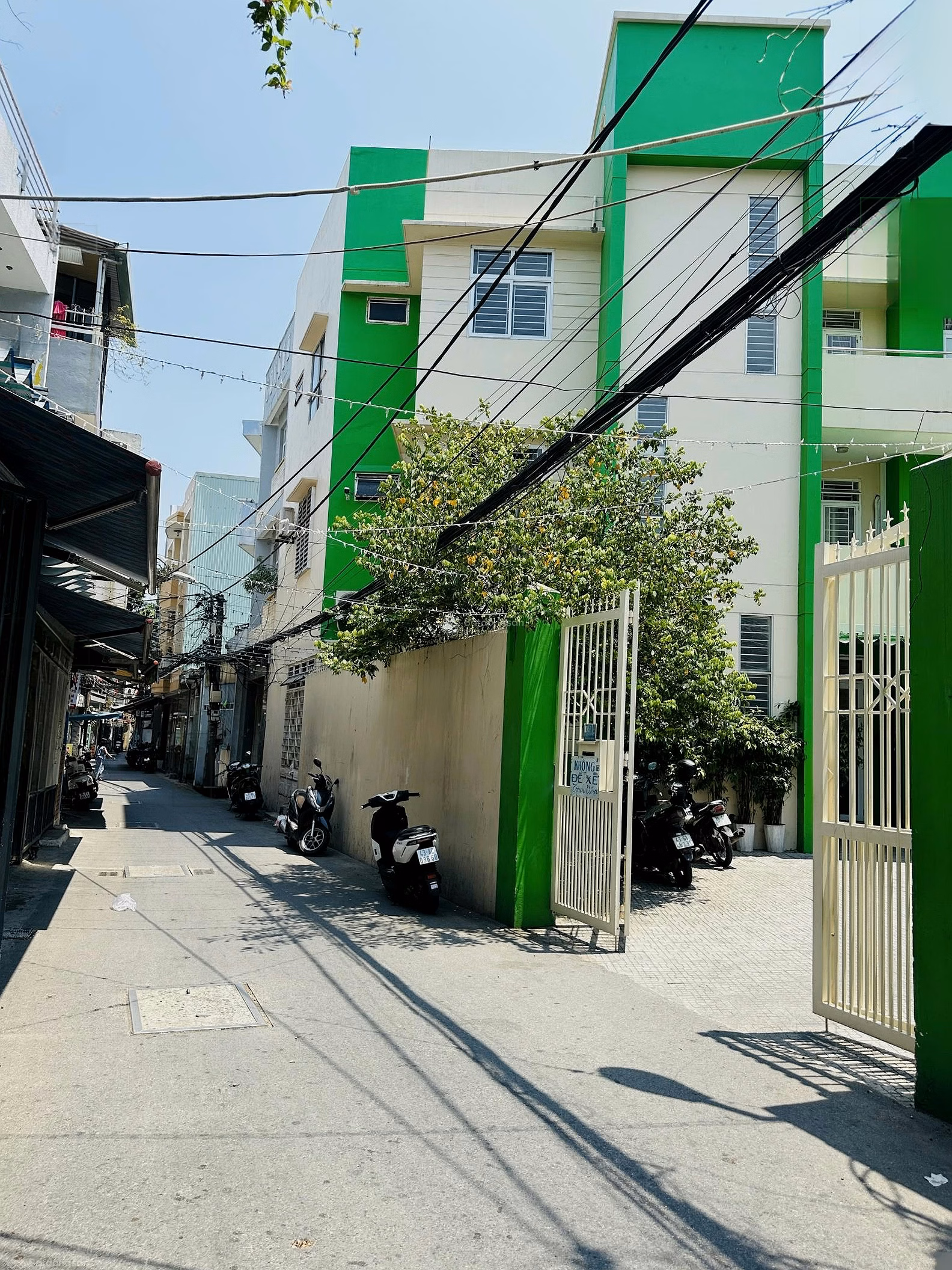 Selling a 4-storey house on Phan Chau Trinh street, 50m2 Southeast with 4 bedrooms right at Duc Tri school
