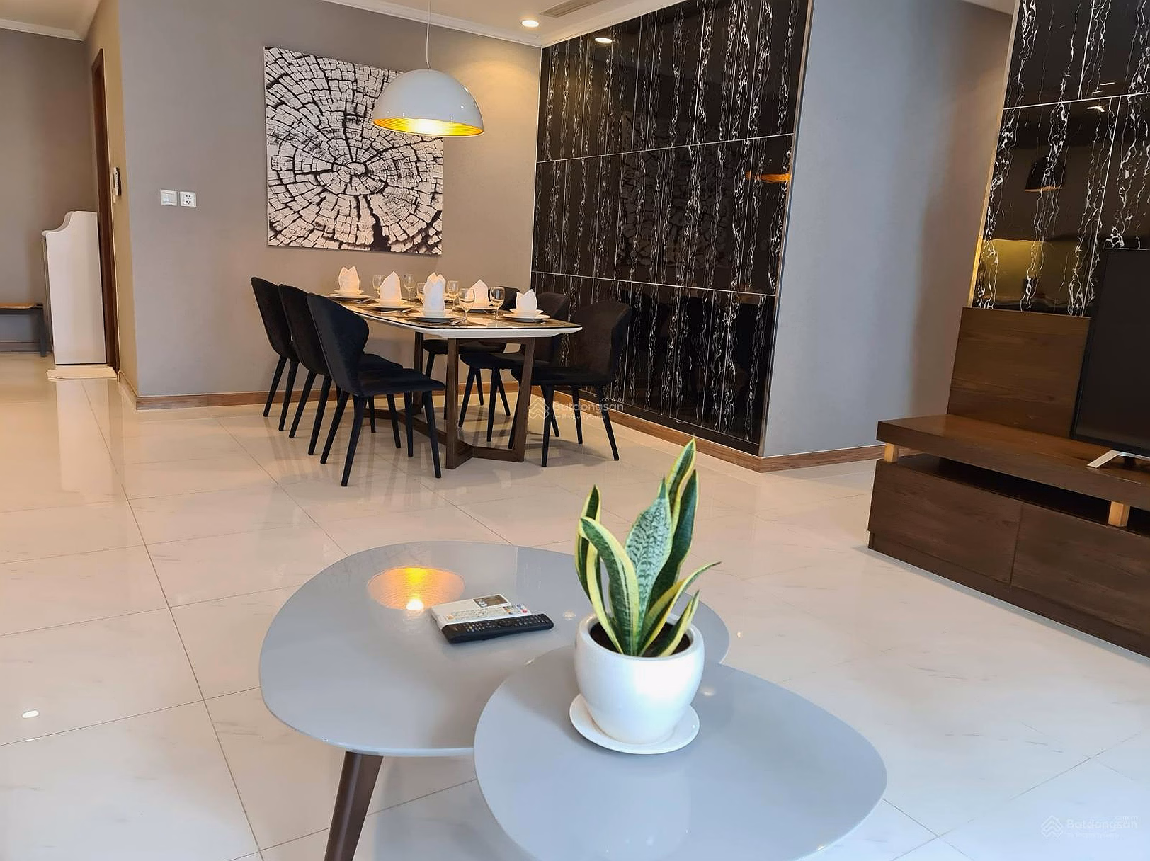 Super good price for rent 3 bedrooms Vinhomes Central Park, full luxury furniture, nice airy view