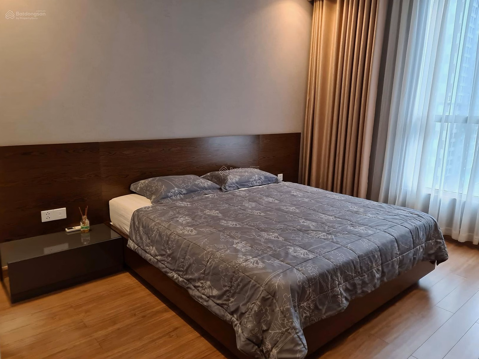 Super good price for rent 3 bedrooms Vinhomes Central Park, full luxury furniture, nice airy view