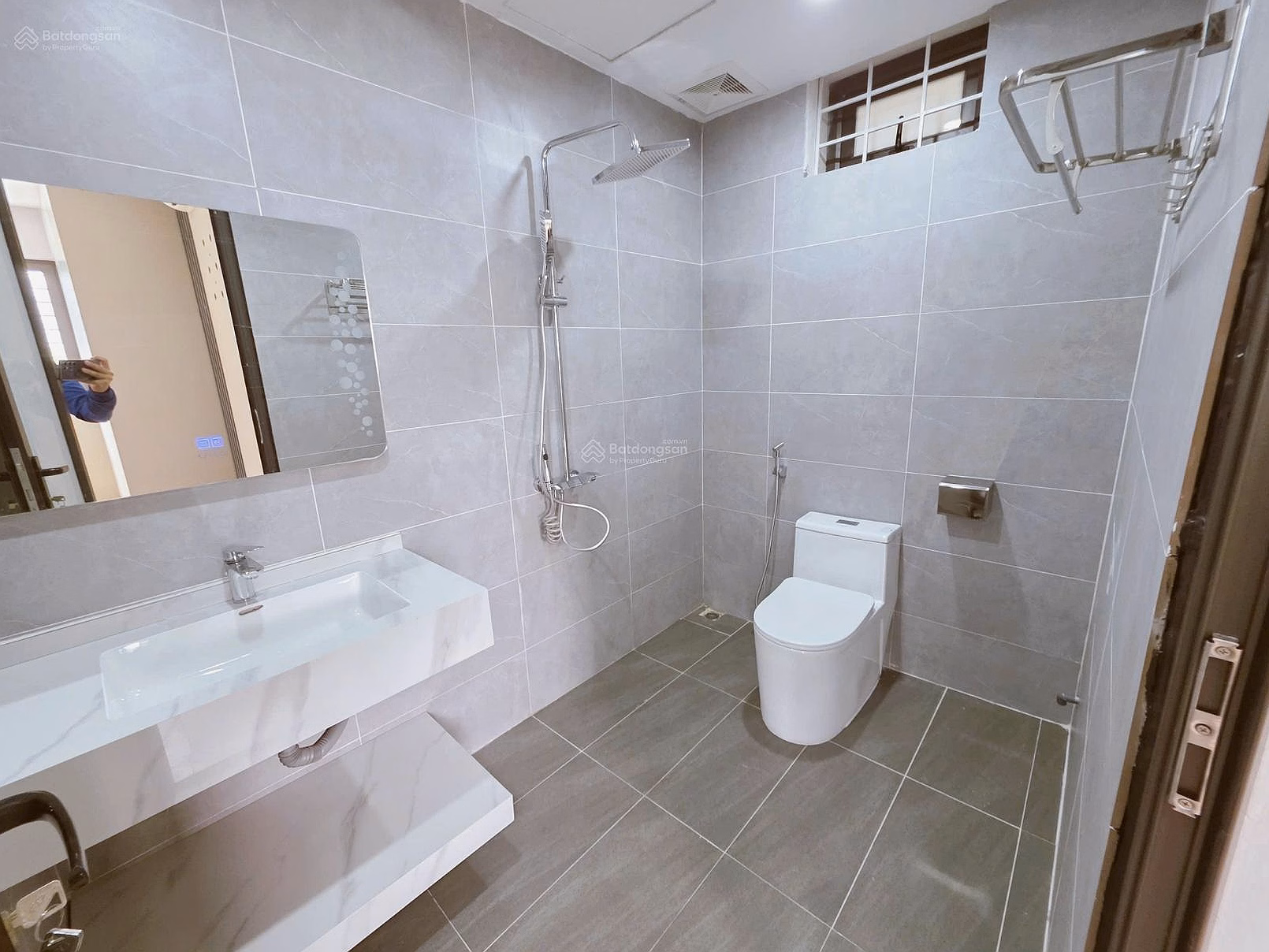 The owner moved to a villa and needs to urgently sell an apartment in building ct3-1, Me Tri Ha urban area