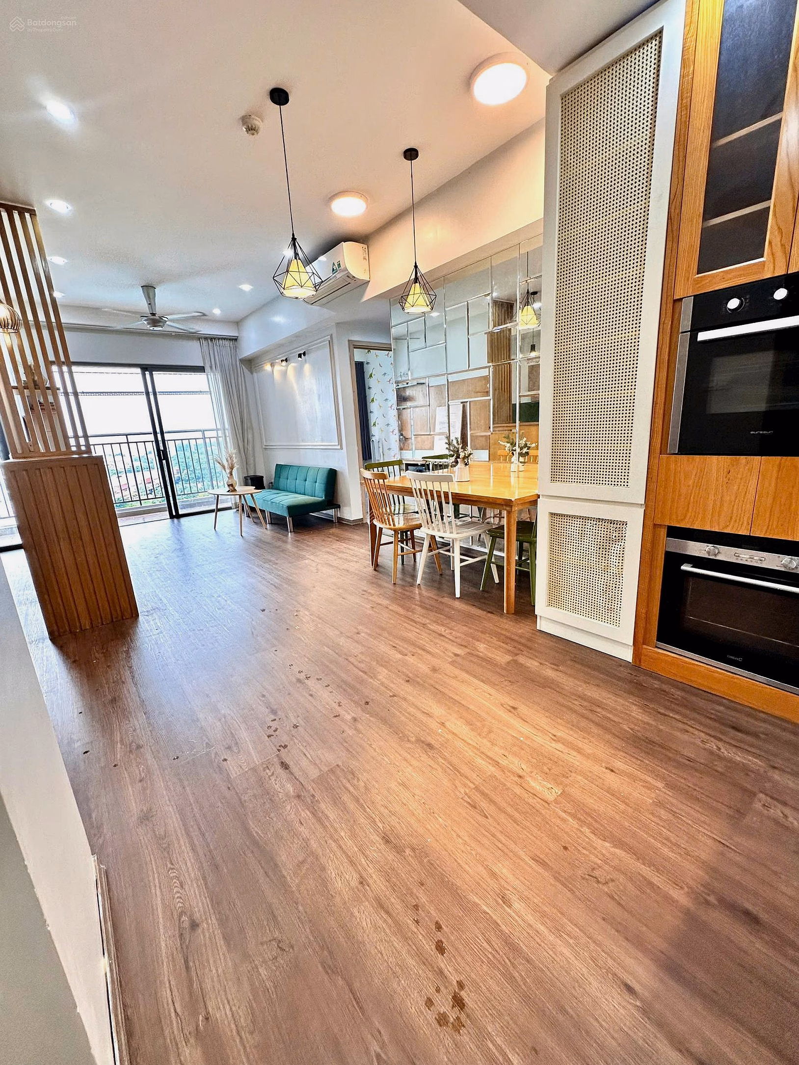 Selling 3 bedrooms corner 105m2 price only 9.9 billion river view The Sun Avenue Mai Chi Tho