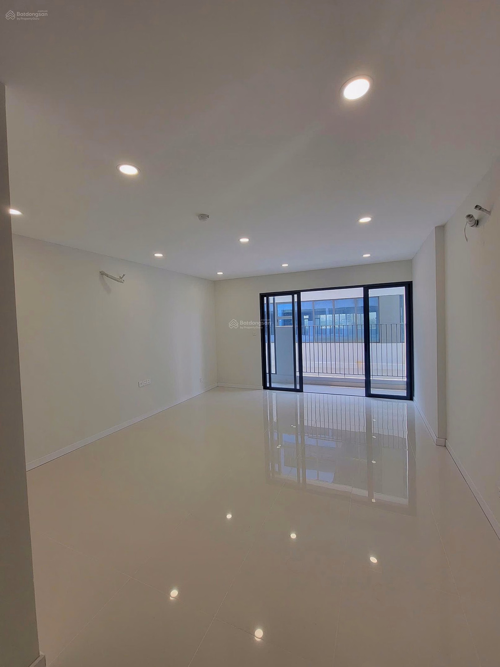 Officetel transfer at good price Lavida Plus 37m2, price 2,350 billion, available for rent. Contact to view house 0906 385 ***