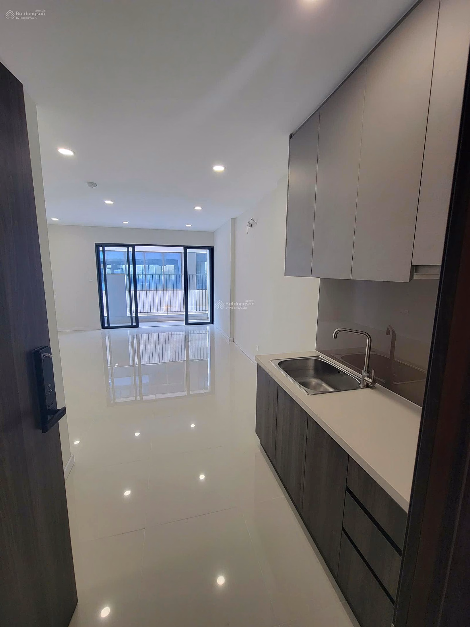 Officetel transfer at good price Lavida Plus 37m2, price 2,350 billion, available for rent. Contact to view house 0906 385 ***