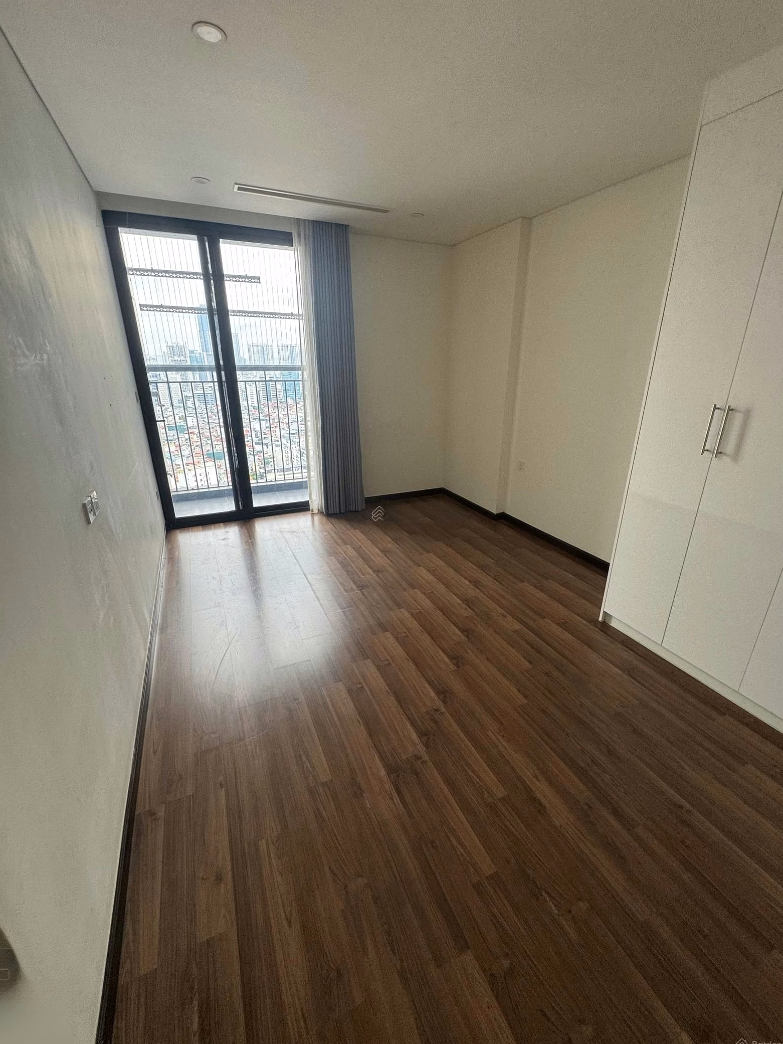 The owner sent to rent an apartment of 85m2, 2 bedrooms, 2 bathrooms, fully furnished at Mipec Rubik 360