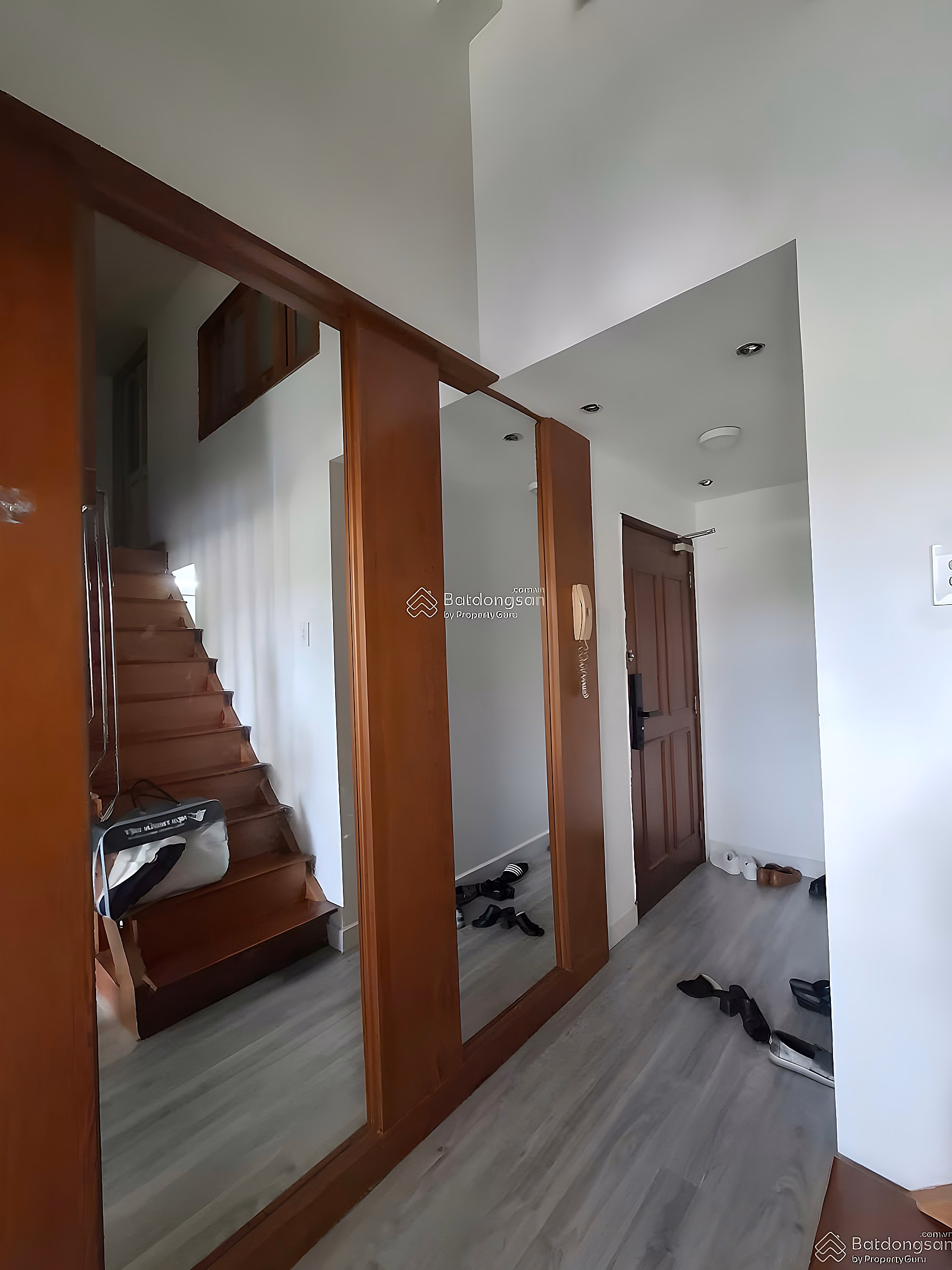 Owner sells apartment on the first floor of Hung Vuong 1 apartment building, District 7, 2 bedrooms, full new furniture