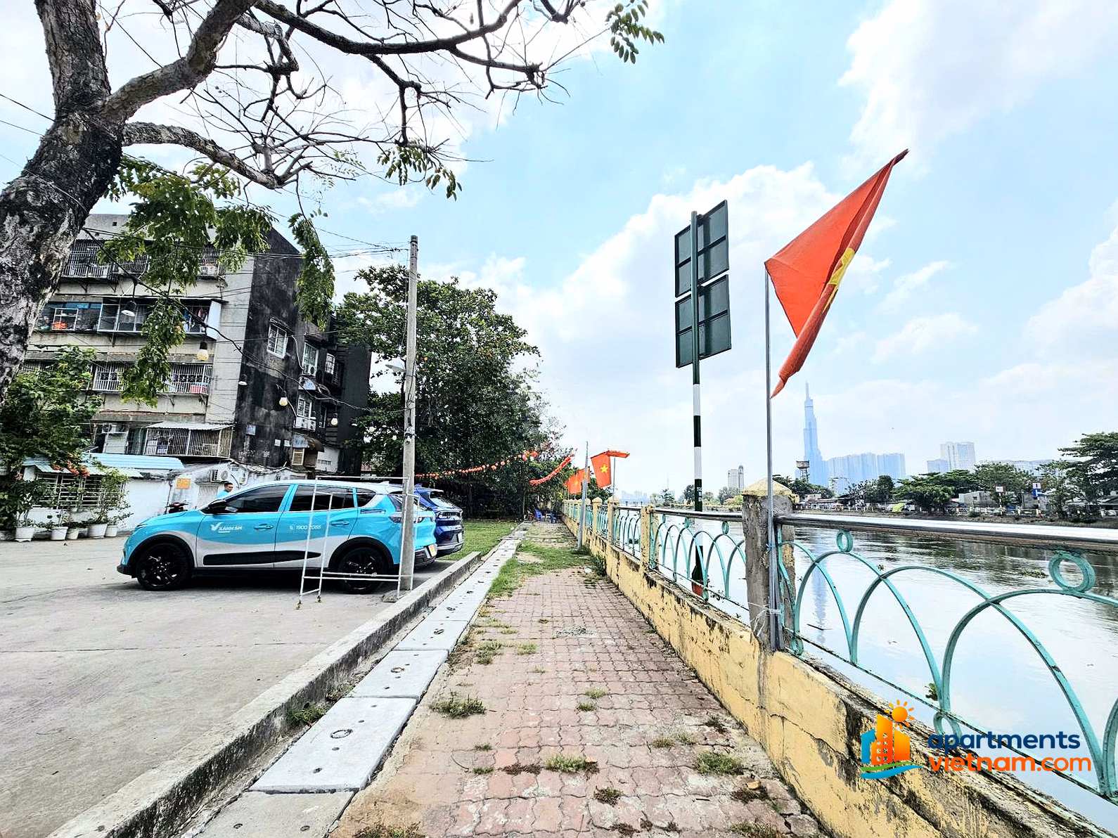 Investment opportunity, house 3m x 18m, 8m road for cars to park in front of the house