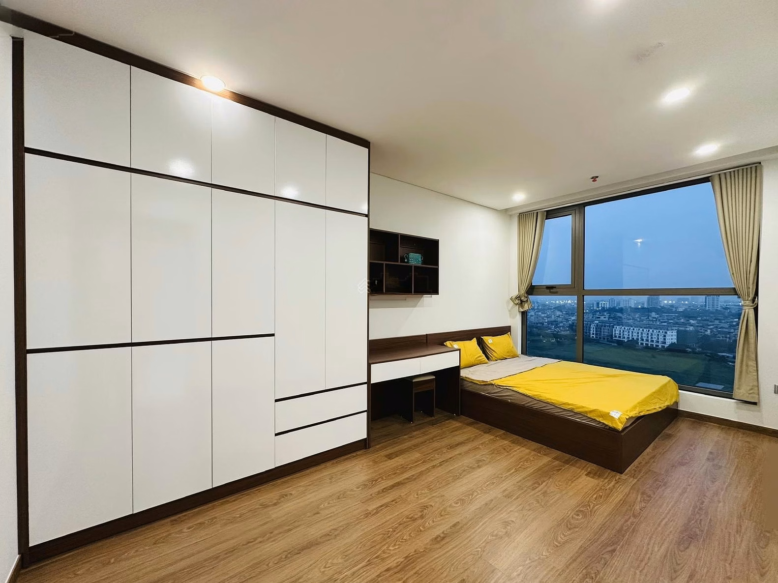 2 bedroom apartment for rent priced at 10 million/month in Khai Son City apartment