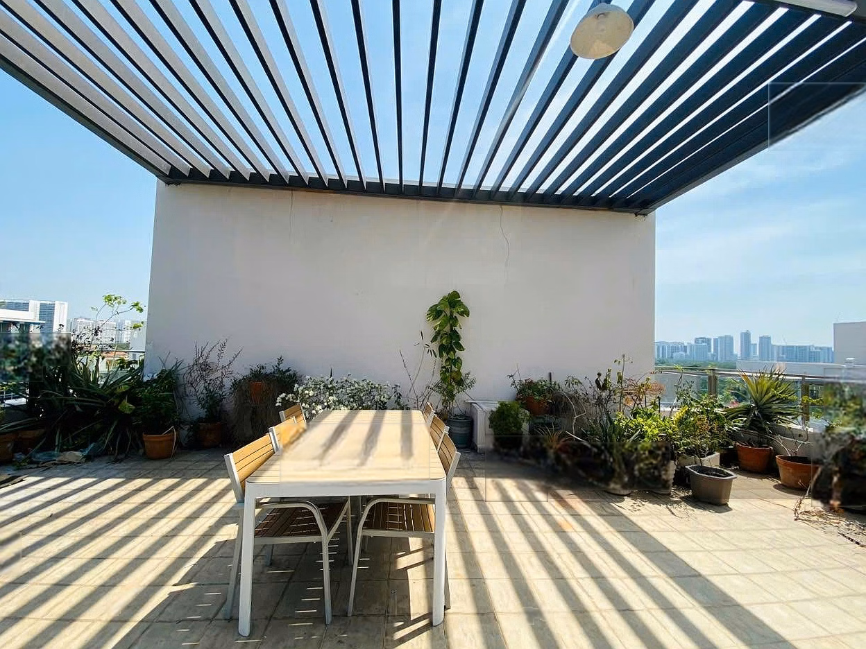 Rare Top house for sale in Phu My Hung, area 121m2 + 121m garden, price 9.8 billion TL. Contact: 0912 976 ***