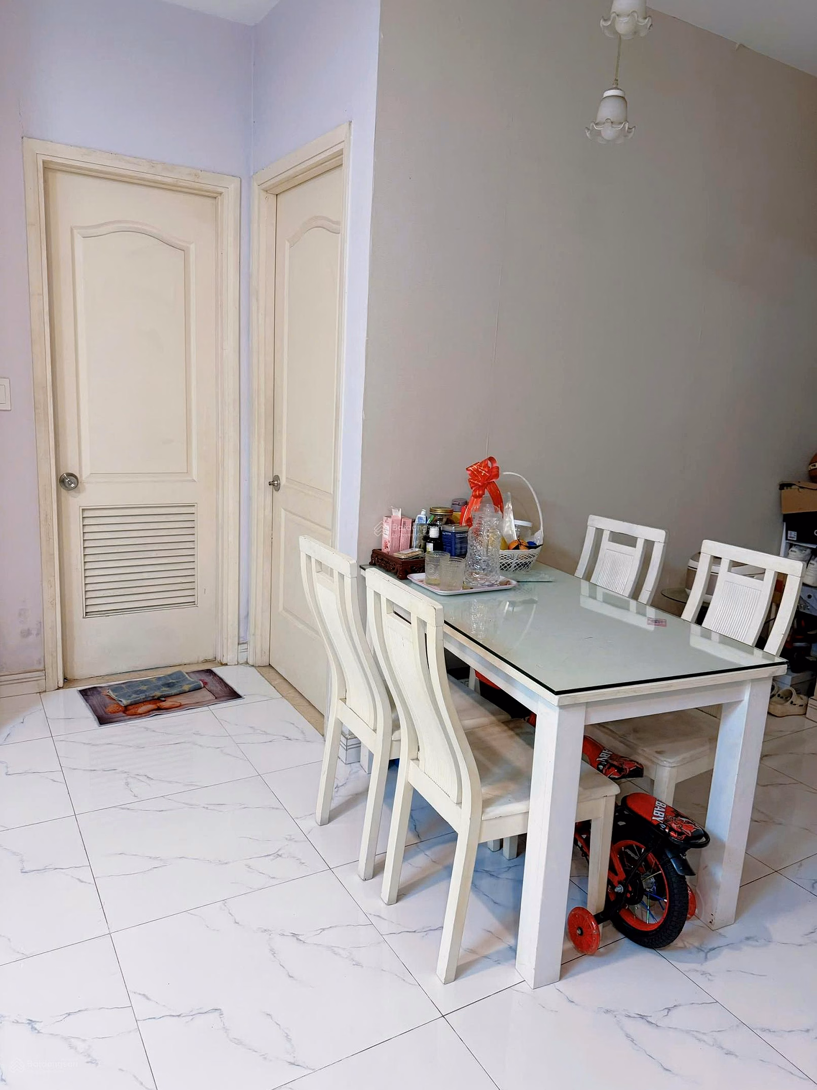 Owner needs to urgently sell Block A, 2 bedroom, 2 bathroom apartment. Fully furnished, airy middle floor. Price is only 3.8 billion TL