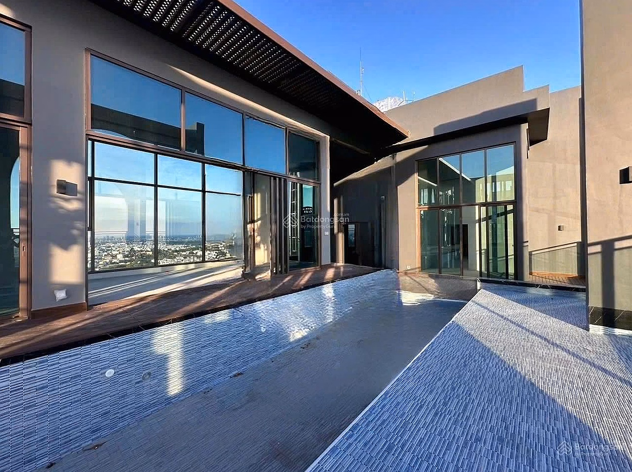 Only: Penthouse DEFINE project, area: 570m2 with river and city view. Price: 200 billion***