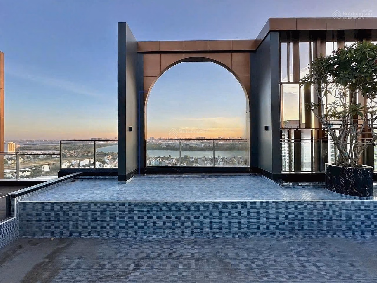 Only: Penthouse DEFINE project, area: 570m2 with river and city view. Price: 200 billion***