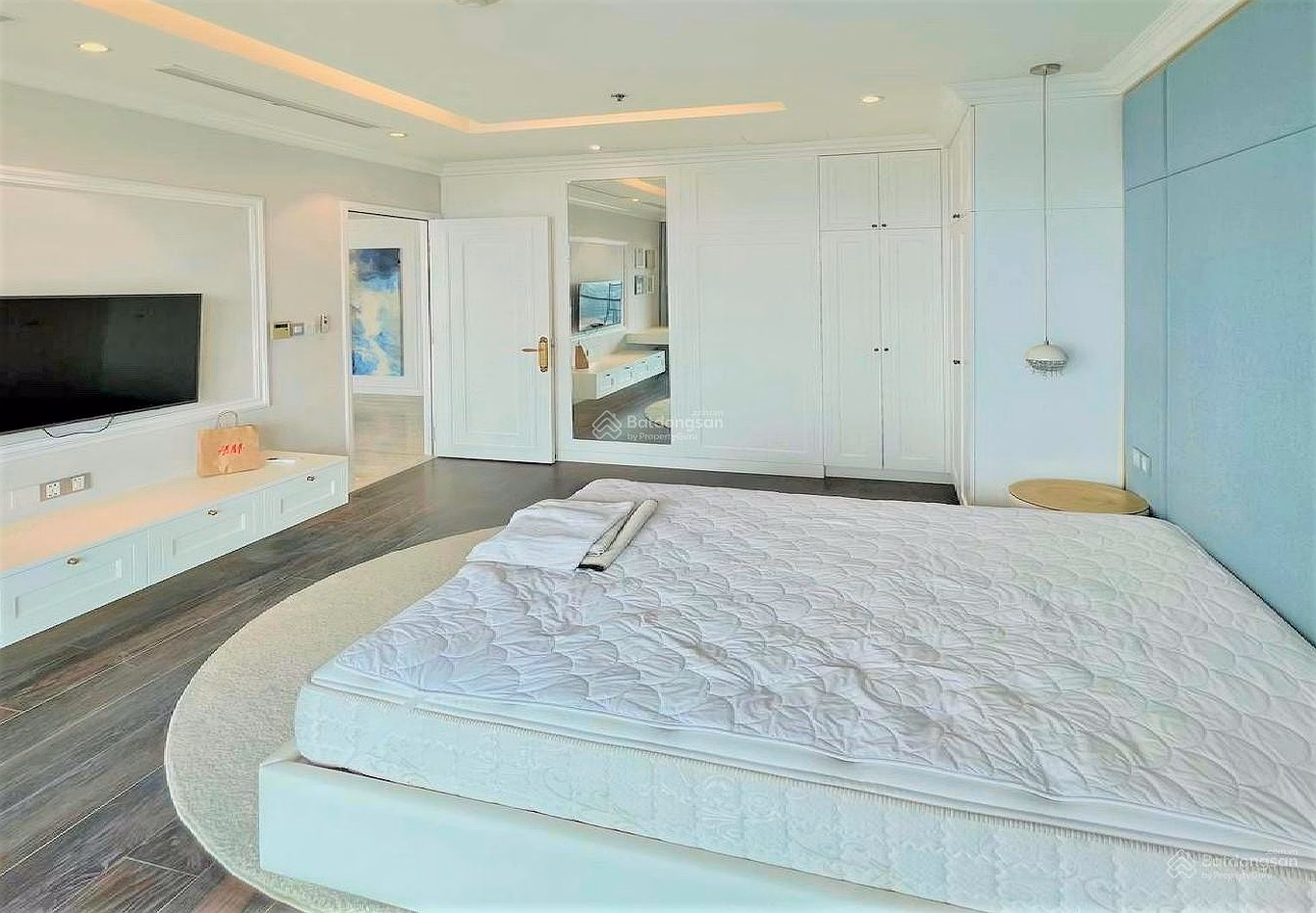 Vincom Center Apartment for rent - Vinhomes Dong Khoi 2 bedrooms Corner Notre Dame Cathedral and Bitesco, District 1