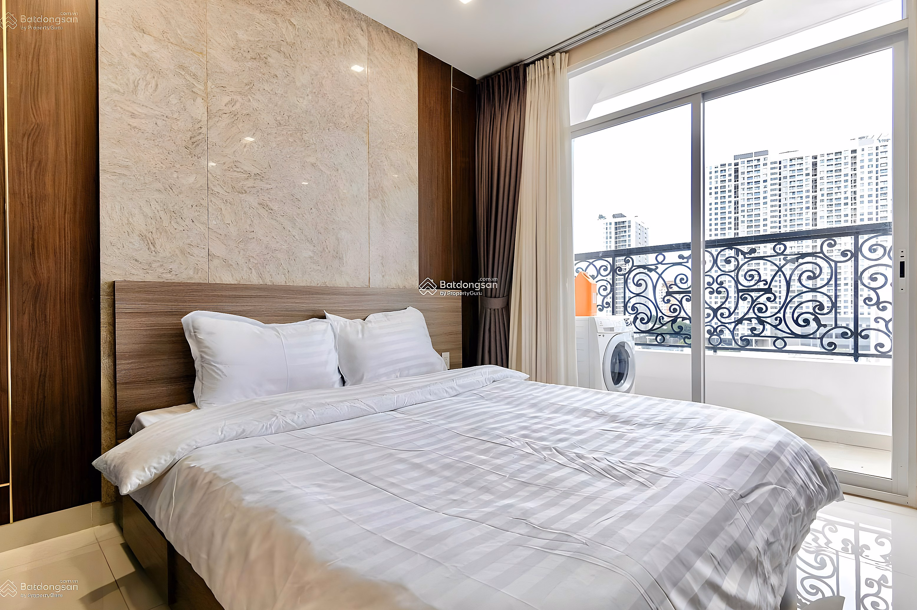Apartment for rent urgently at Oriental Plaza, Tan Phu. Area: 82m2, 2 bedrooms, 2 bathrooms. Price 10 million*** - Hoa