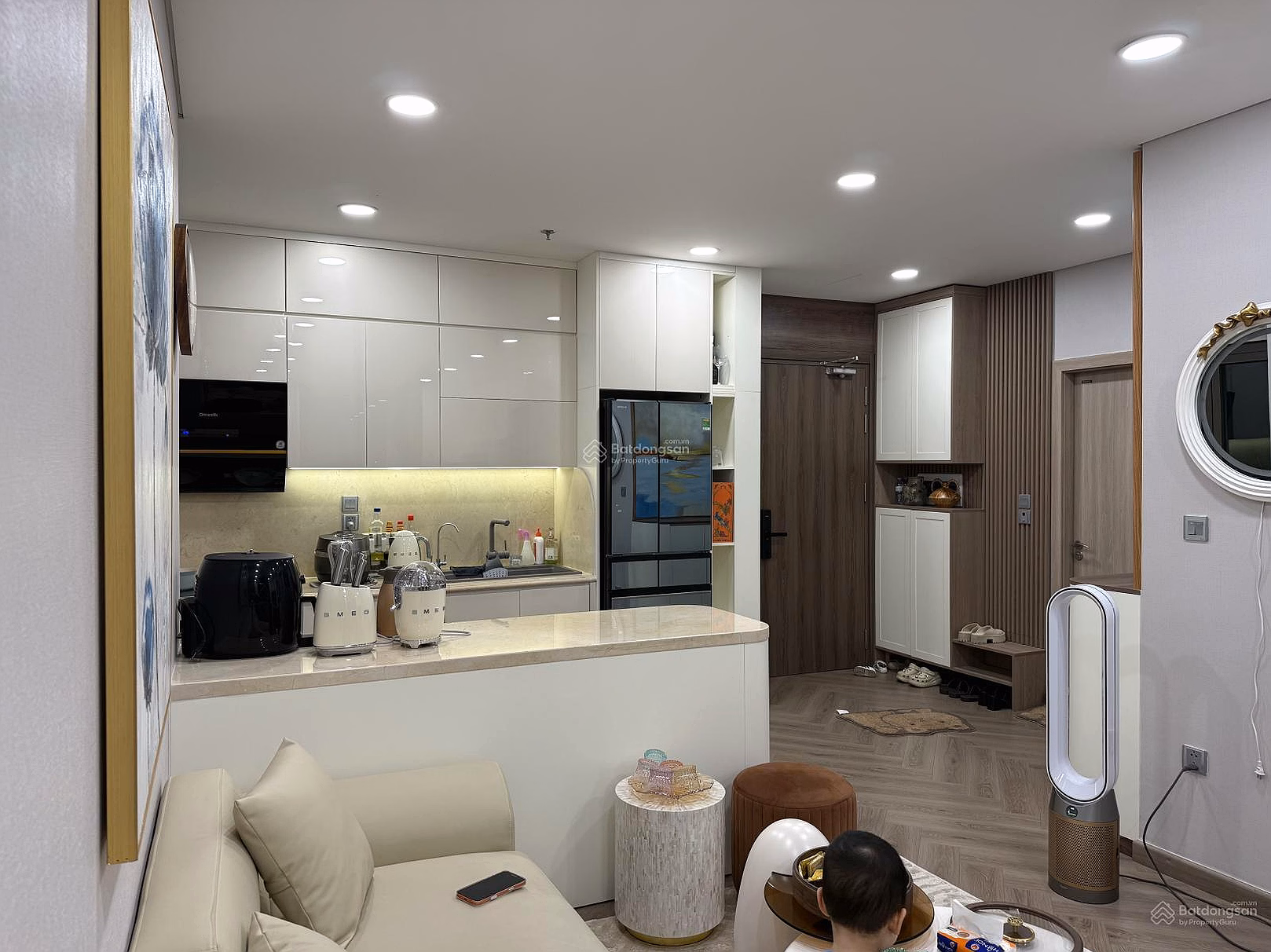 Selling a corner apartment of 97m2, 3 bedrooms, 2 bathrooms, fully furnished with high-class decor, bring suitcase to move in, red book***