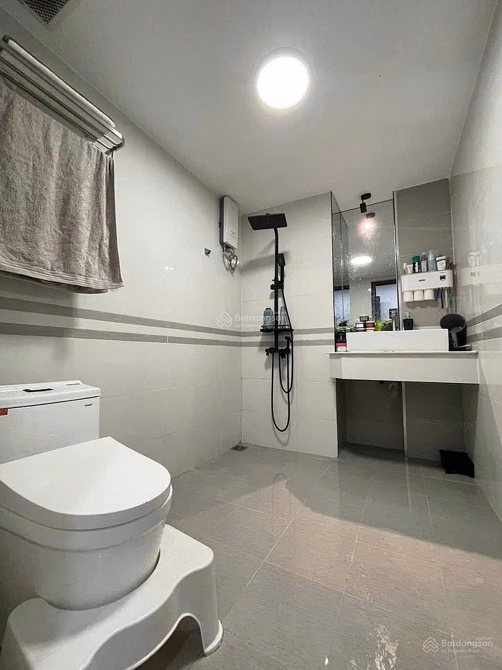 The owner is selling Sky9 officetel for 1.75 billion 1 bedroom, 1 bathroom, full interior balcony, super cheap and very cheap