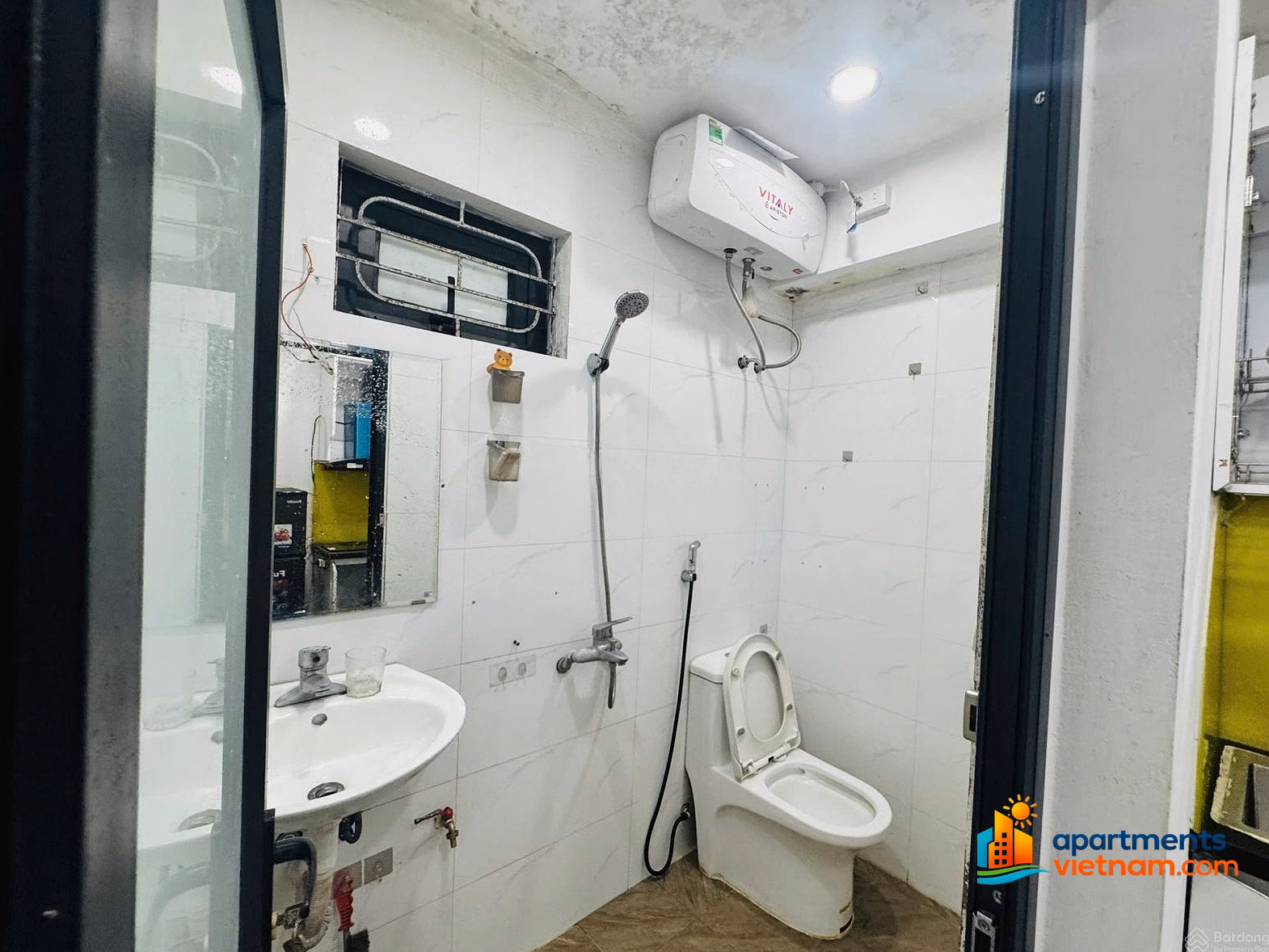 The owner rents a dormitory apartment on the 4th floor, alley 88 Tran Quy Cap, Dong Da district, Hanoi, fully furnished.