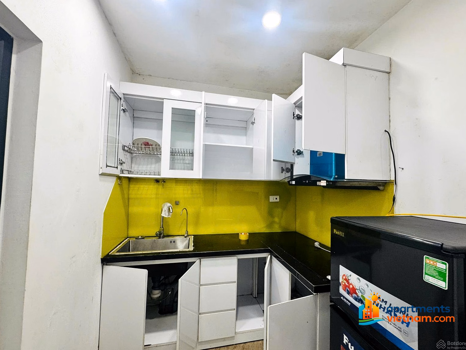 The owner rents a dormitory apartment on the 4th floor, alley 88 Tran Quy Cap, Dong Da district, Hanoi, fully furnished