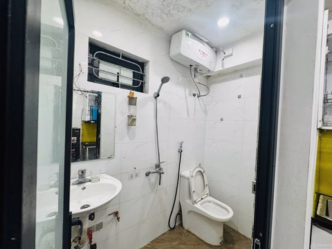 The owner rents a dormitory apartment on the 4th floor, alley 88 Tran Quy Cap, Dong Da district, Hanoi, fully furnished.