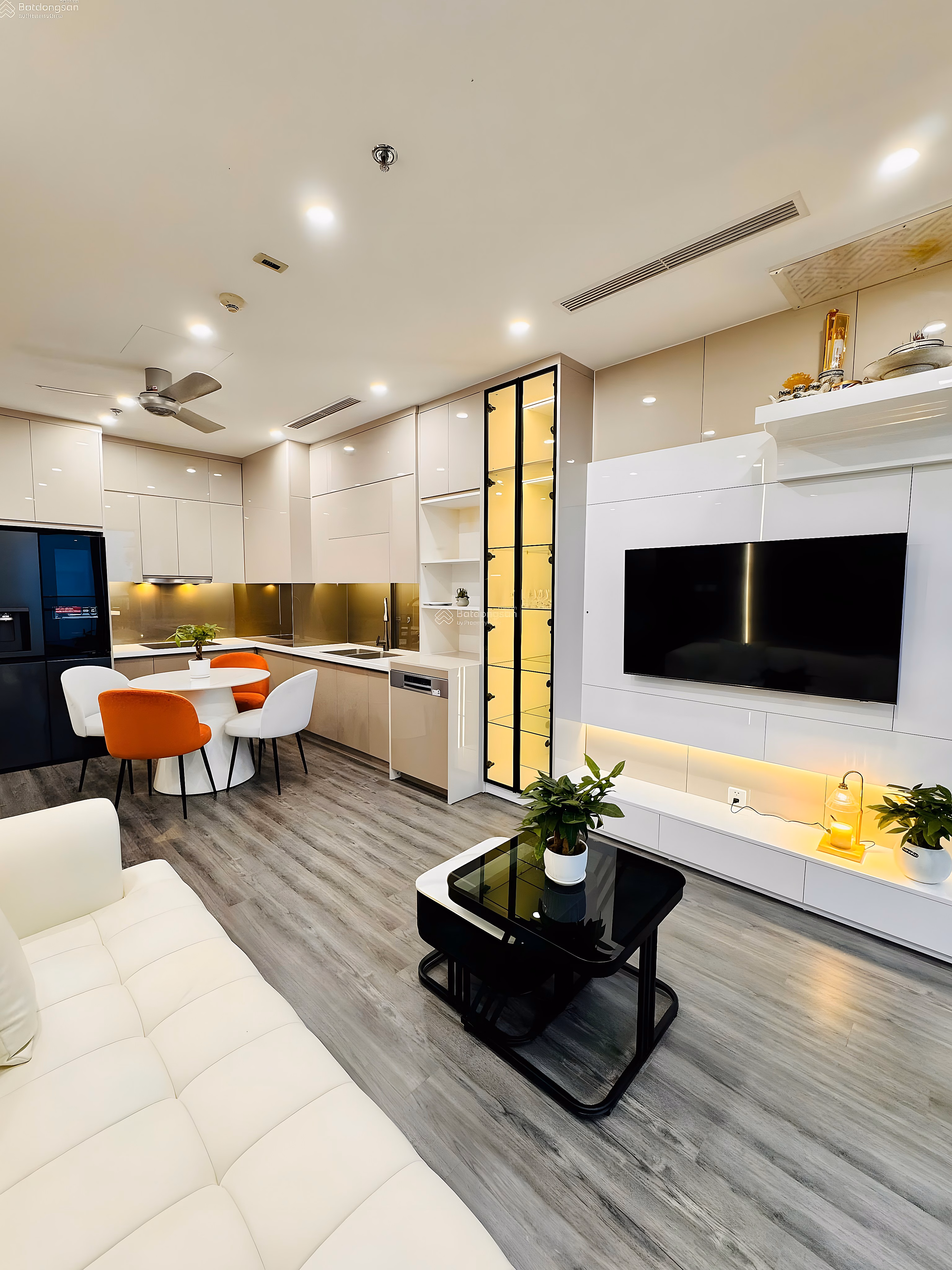 Owner offers to sell 2BR + 2VS apartment at The Tonkin, price: 5.7 billion, area: 64.7 m2, middle floor, nice view